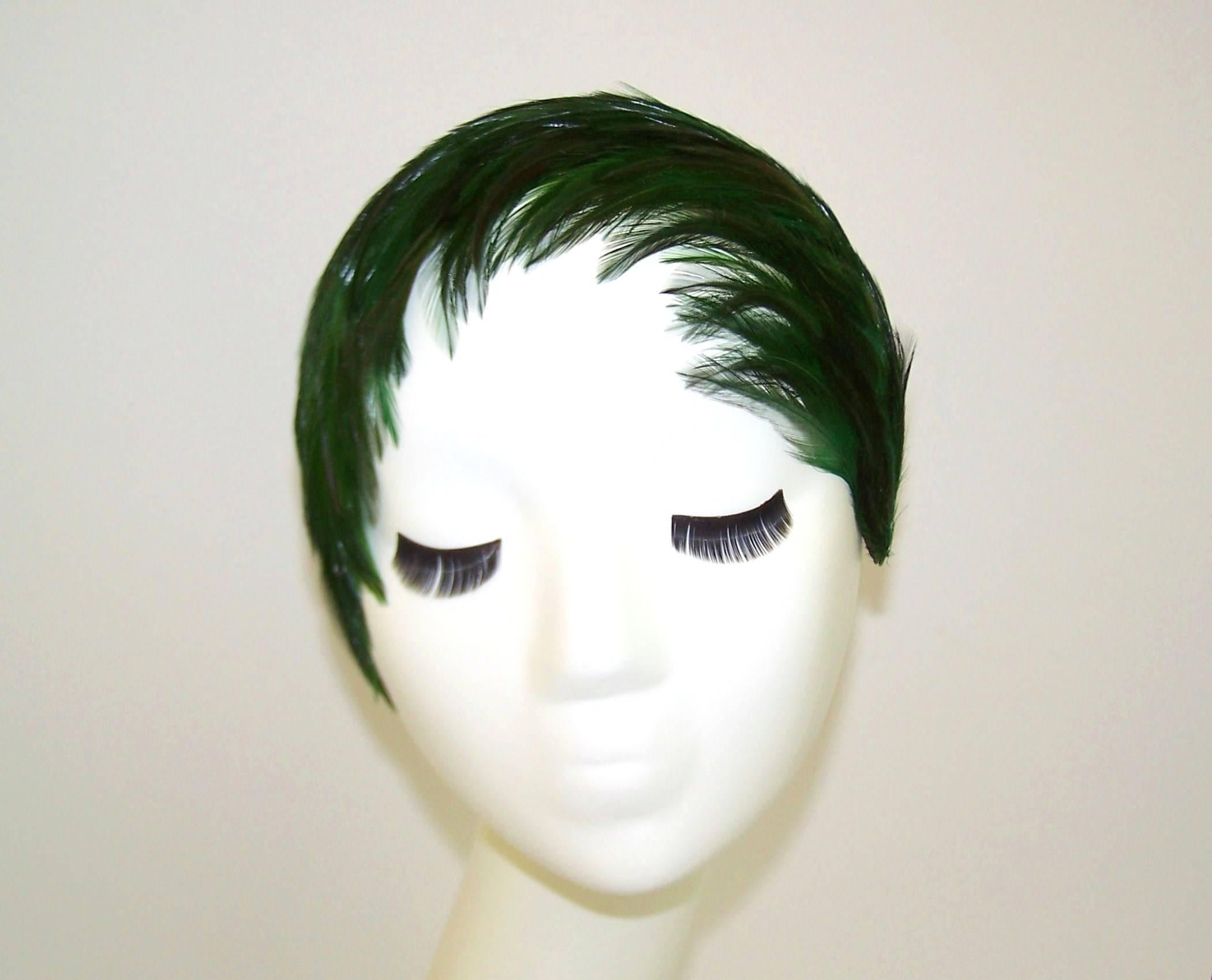 C.1950 Emerald Green Feather Covered Headband Hat In Excellent Condition In Atlanta, GA