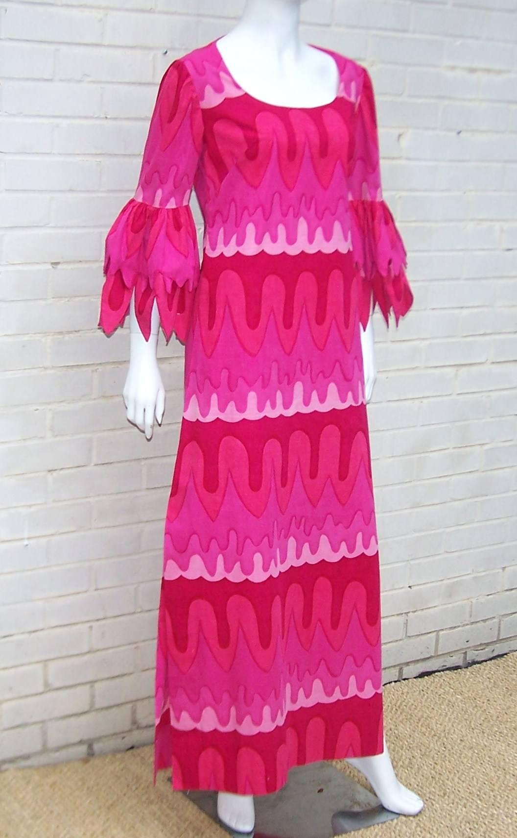 C.1970 Hot Pink Mod Print Maxi Dress With Petal Sleeves In Excellent Condition In Atlanta, GA