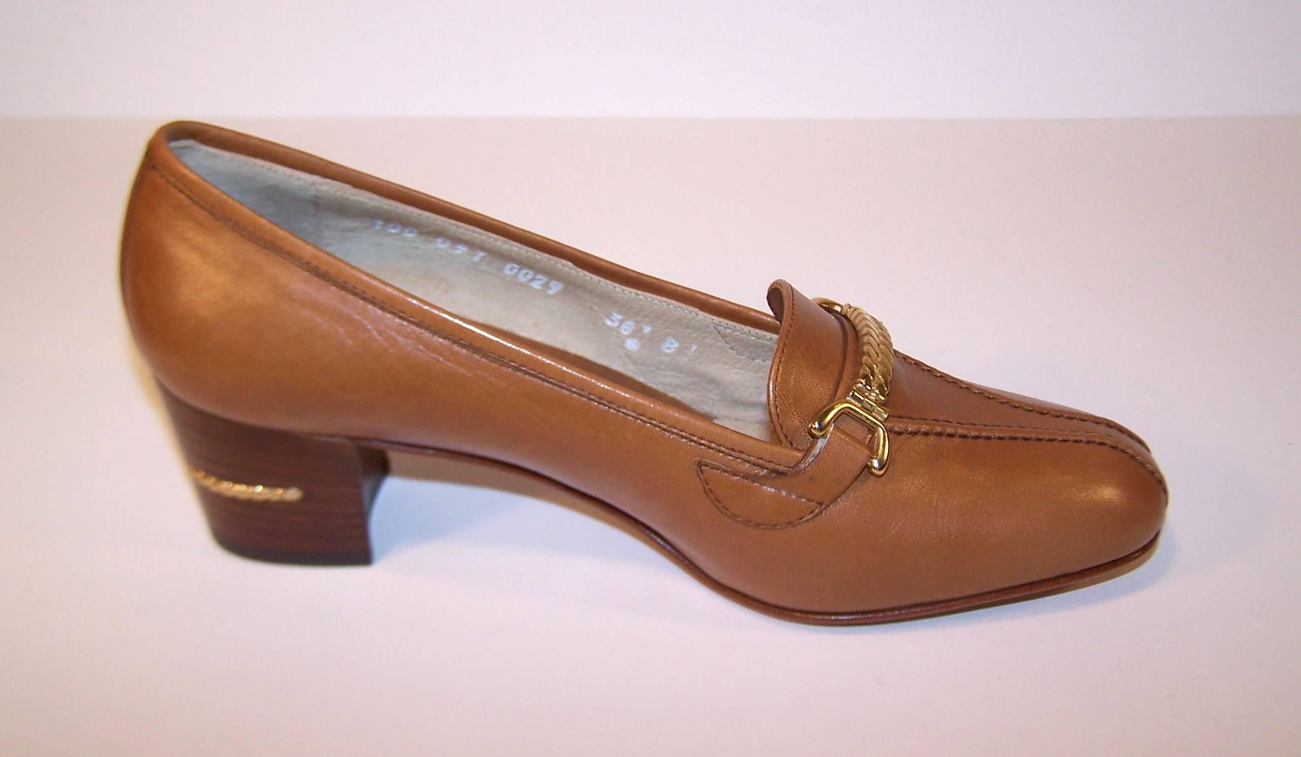 1970's Classic Gucci Tan Leather Heeled Loafers With Gold Braid Buckles In New Condition In Atlanta, GA