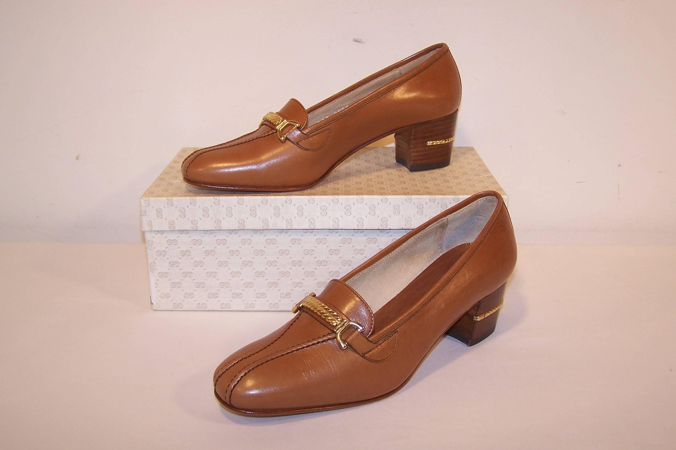 1970's Classic Gucci Tan Leather Heeled Loafers With Gold Braid Buckles 2