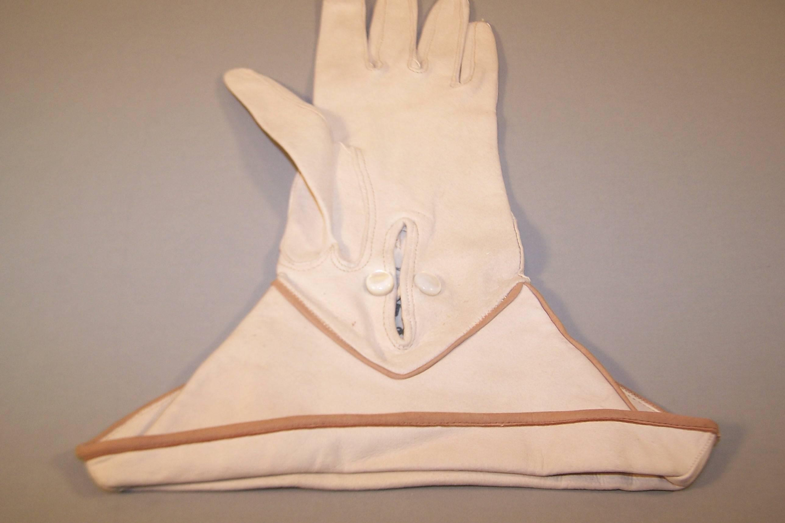 1920's Lucien Lelong French Flapper Gauntlet Gloves In Excellent Condition In Atlanta, GA