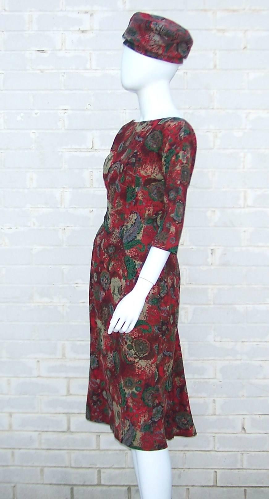 This Suzy Perette dress conjures up visions of an autumn in New York during the 1950's...complete with wonderful Fall colors and an abstract paisley wool blend fabric...picture perfect!  The dress is lined with a zipper down the deep v-back and the