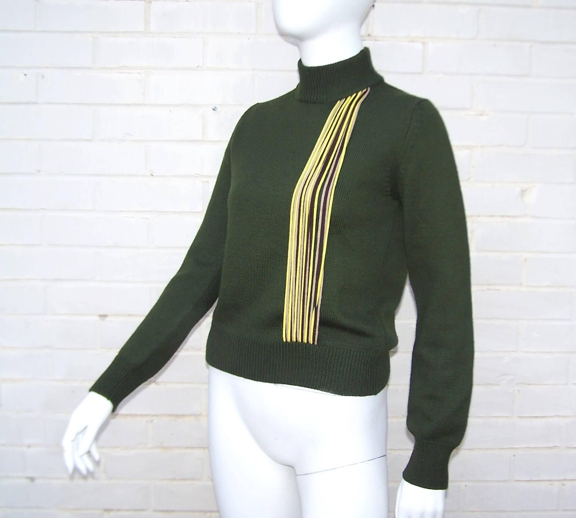 C.1990 Byblos Army Green Turtleneck Sweater With Op Art Yarn Details In Excellent Condition In Atlanta, GA