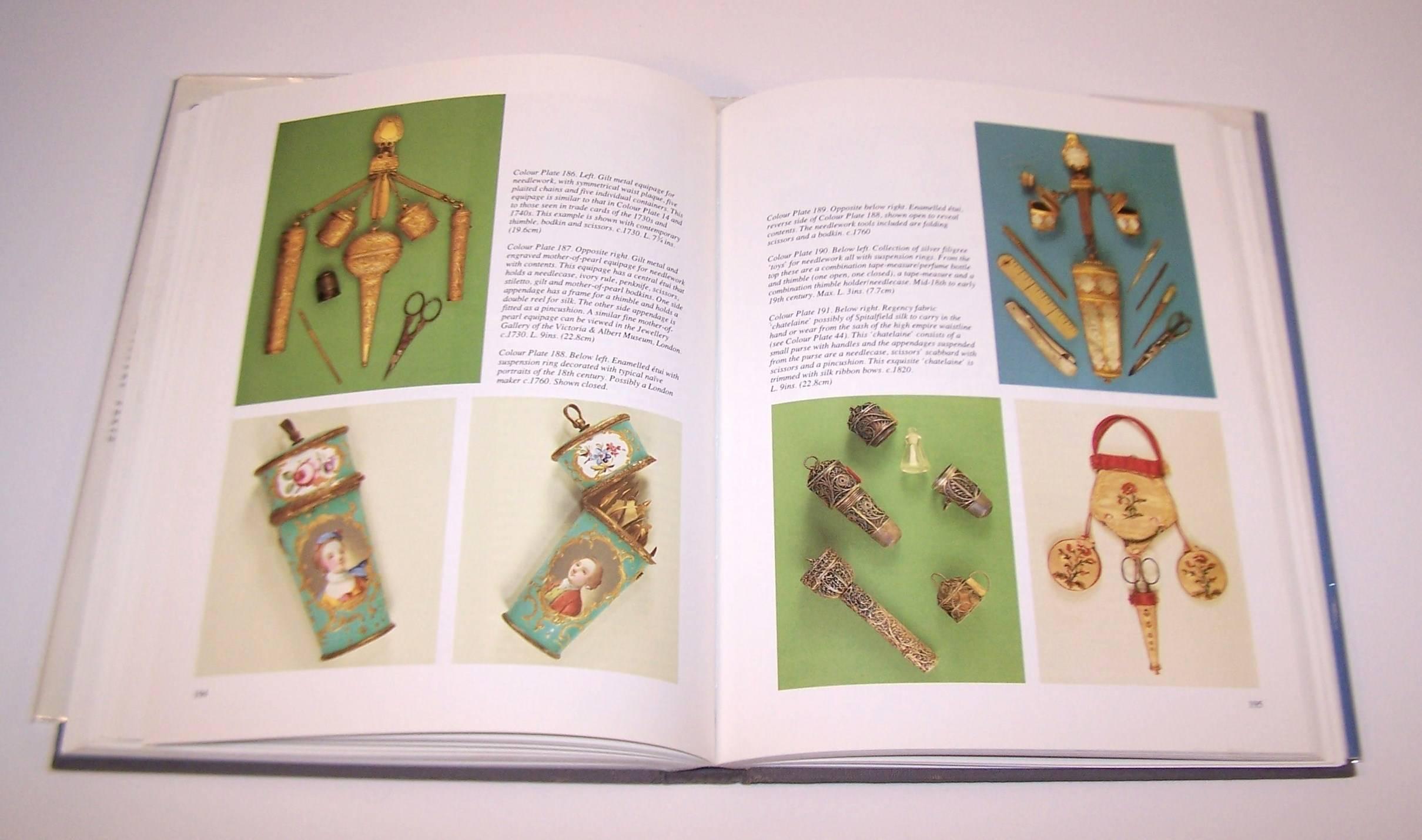 Livre sur l'histoire et la mode de Chatelaines, 1994 en vente 2