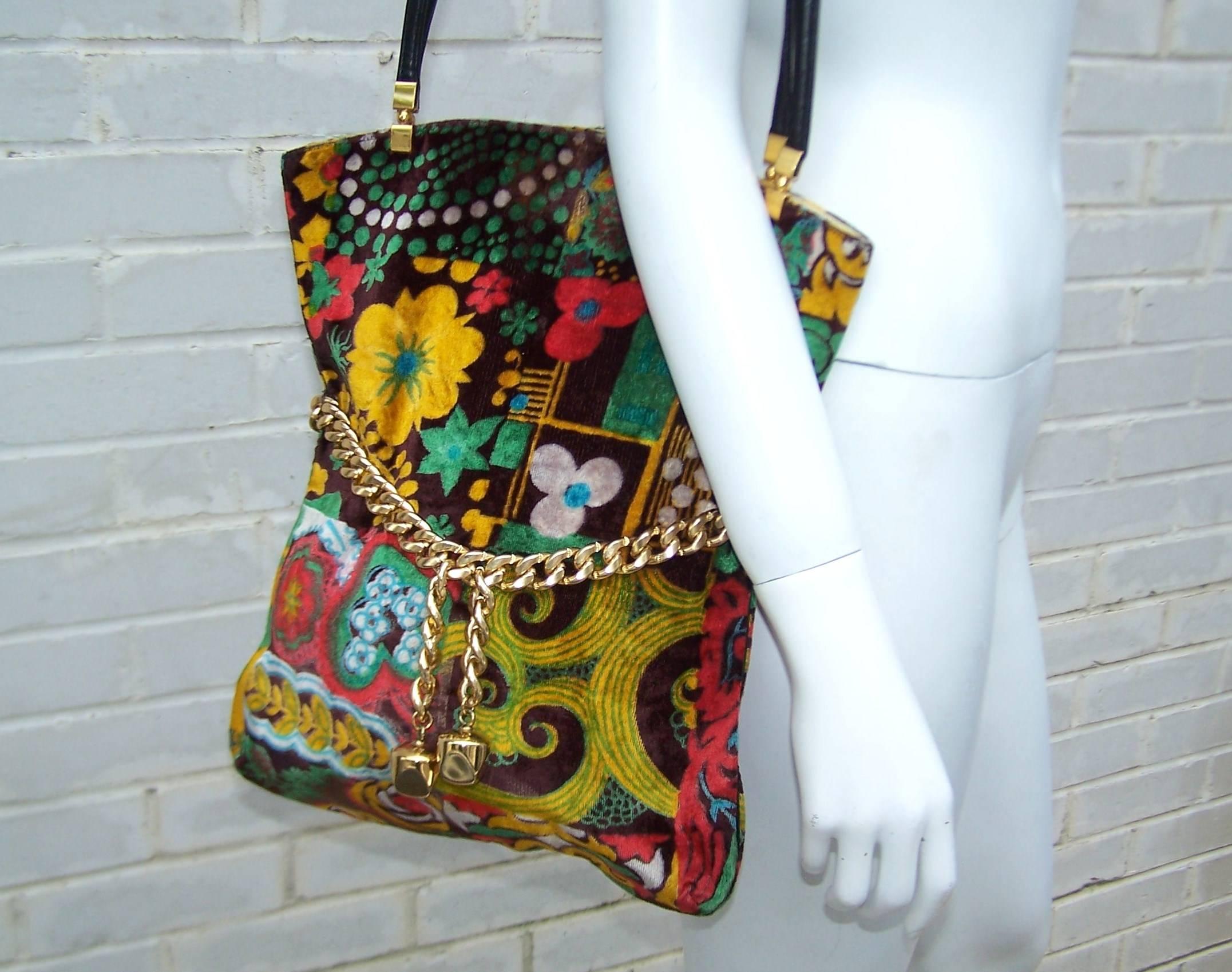 Mod 1960's Harry Rosenfeld Floral Velvet Handbag With Gold Chain Detail In Excellent Condition In Atlanta, GA