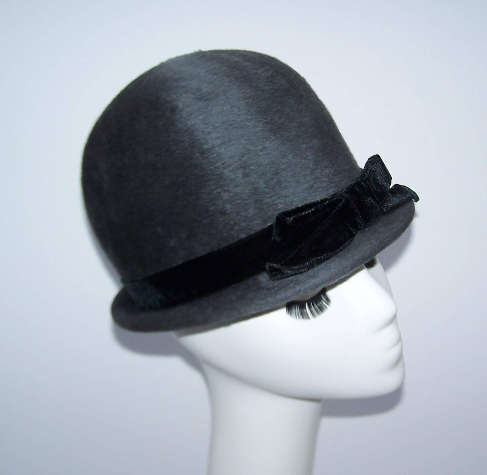 Bobby On the Beat Charcoal Gray 1960's Hat With Velvet Bow In Excellent Condition In Atlanta, GA