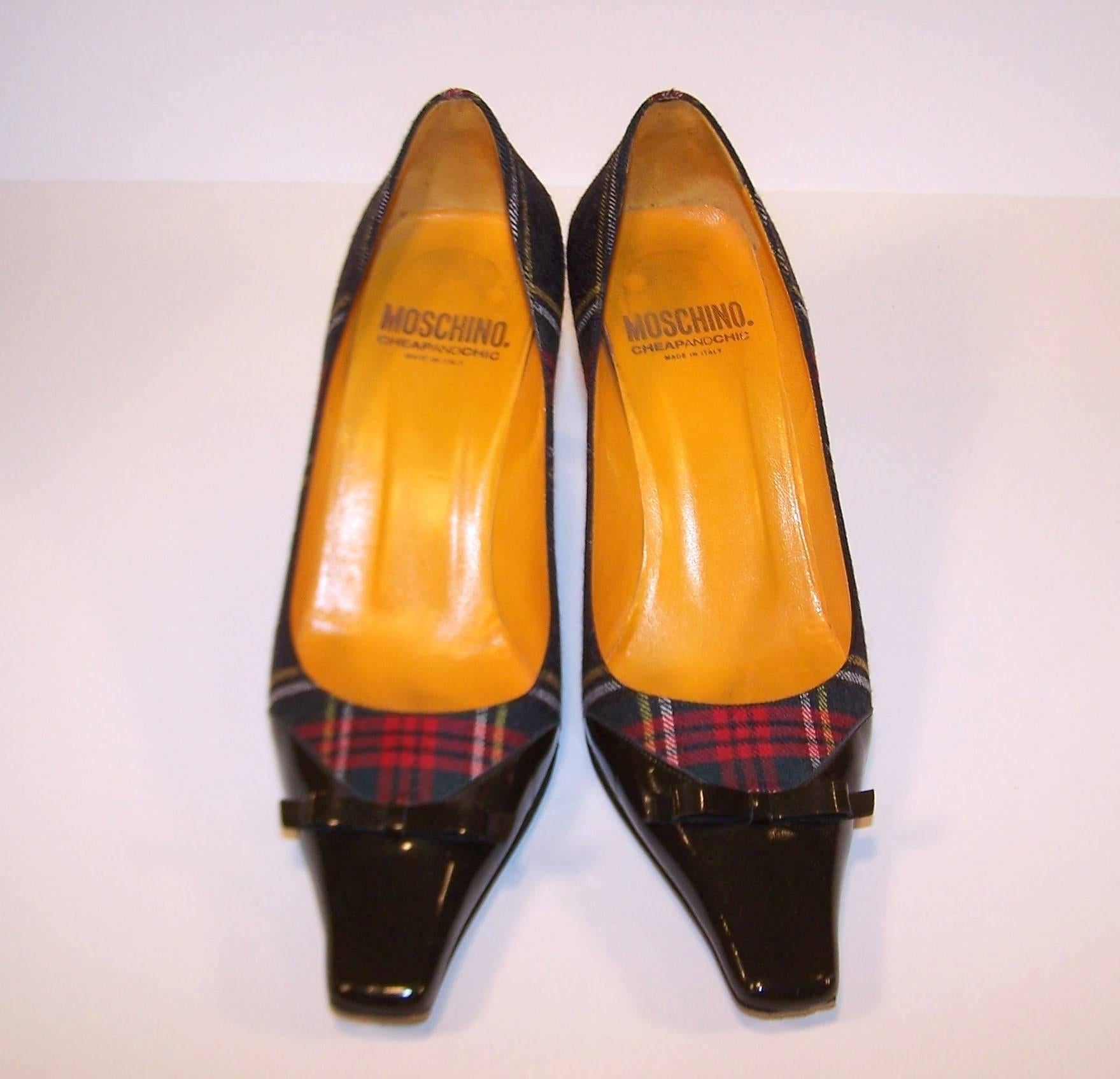 Mad For Plaid 1990's Moschino Wool Pumps With Gray Patent Leather Details In Excellent Condition In Atlanta, GA