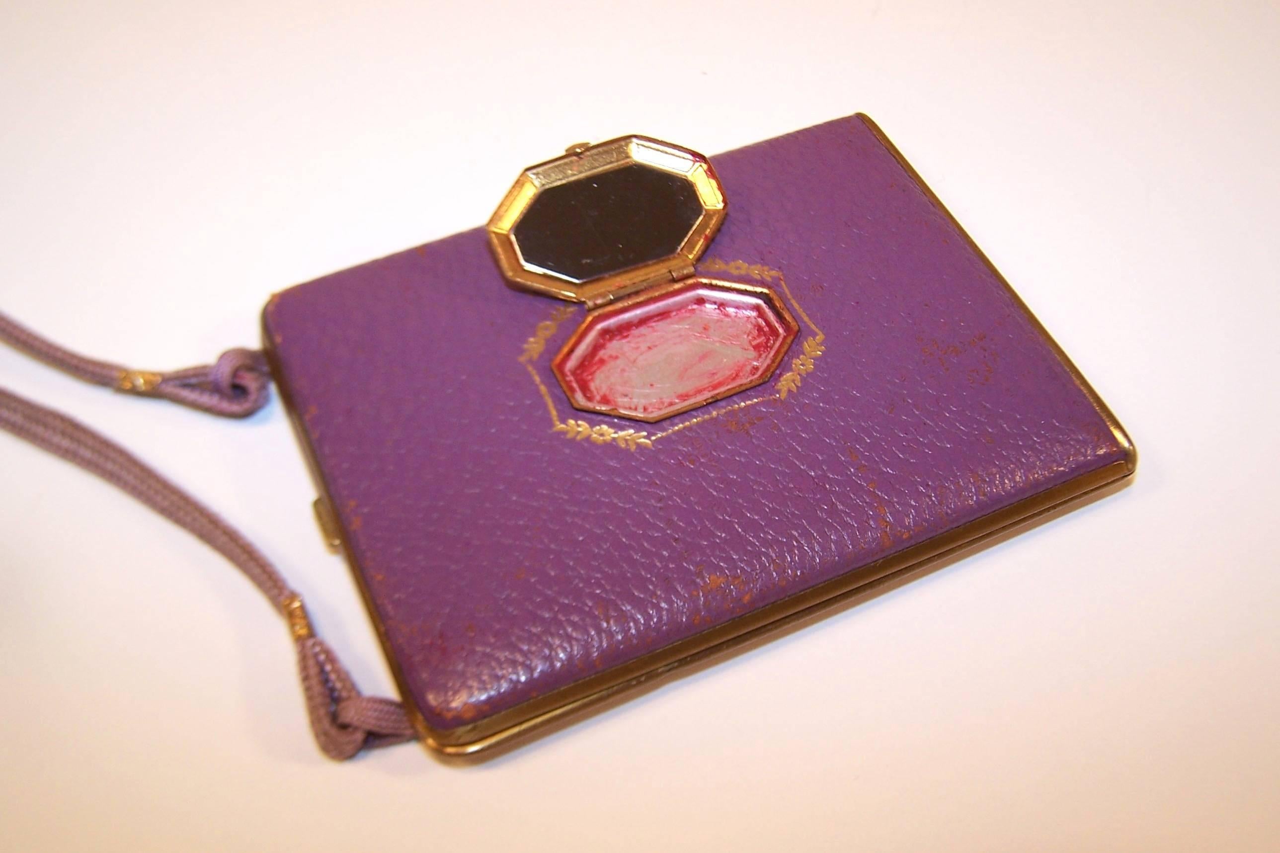 Art Deco 1920's Mondaine Purple Leather Compact Wristlet In Good Condition In Atlanta, GA