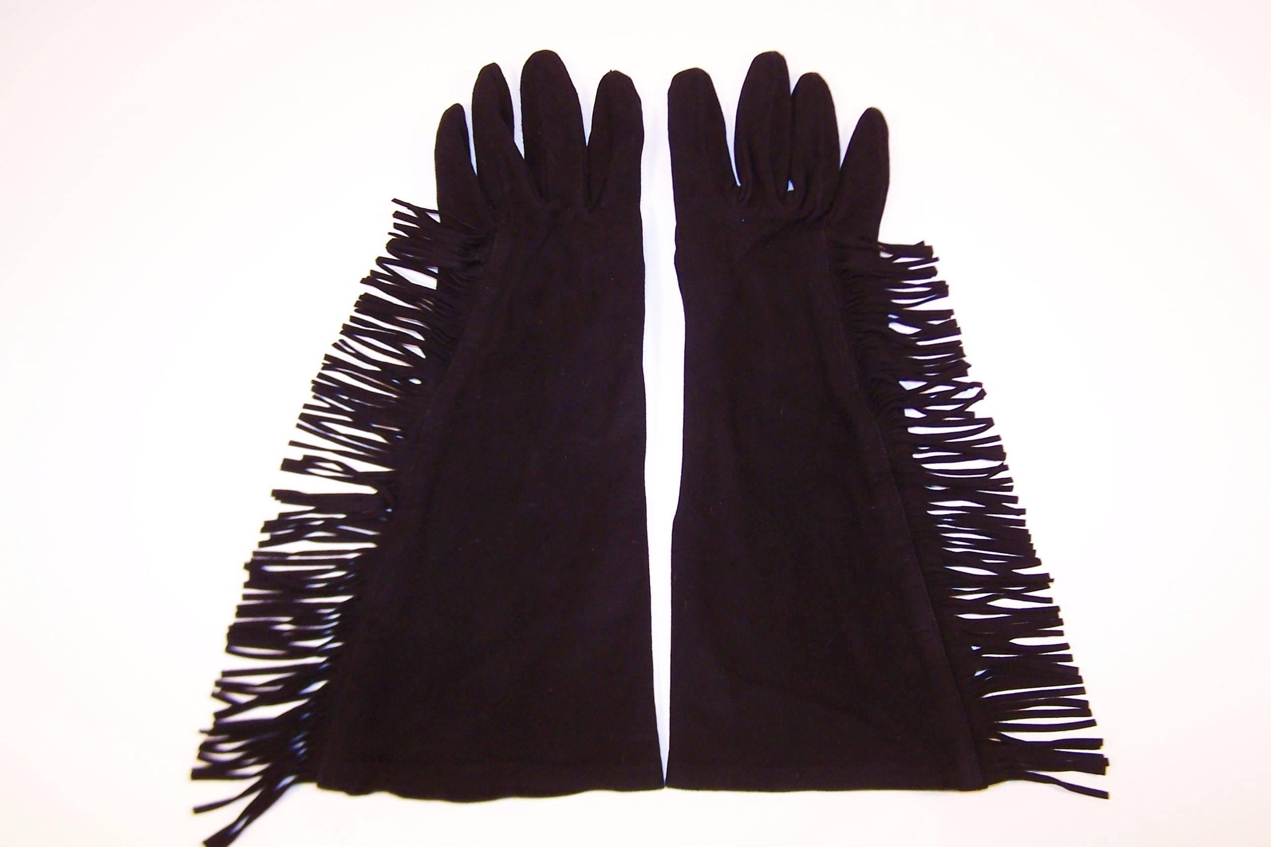 Fringe Benefits C.1980 Yves Saint Laurent Black Kidskin Suede Gloves In Excellent Condition In Atlanta, GA