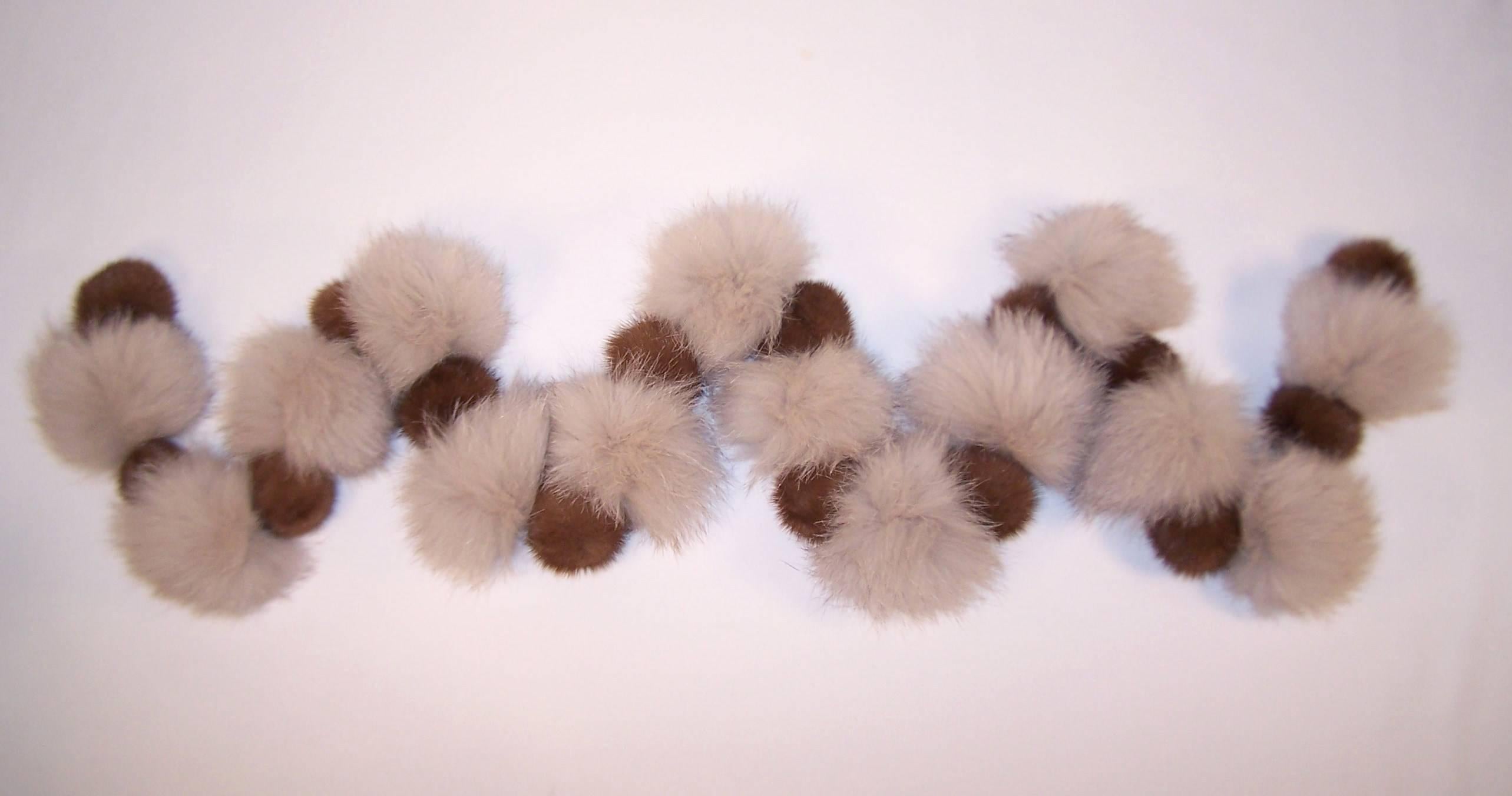 Brauner Pom-Bommel-Schal aus Neckholder aus Nerz und Fuchspelz, 1990''s im Zustand „Gut“ im Angebot in Atlanta, GA