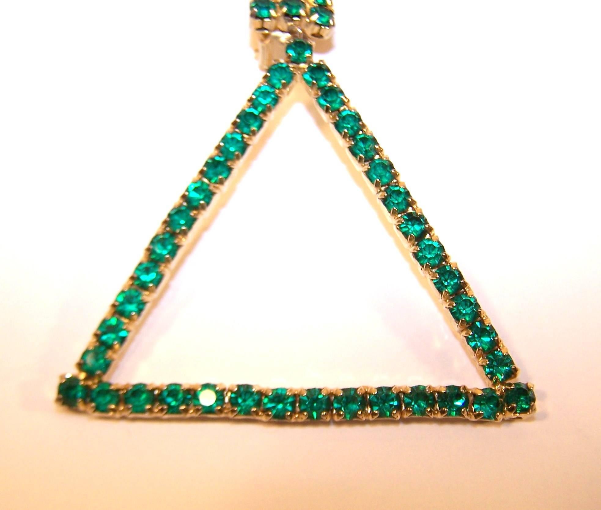 Go Go 1960's Emerald Green Rhinestone Triangle Clip On Earrings In Excellent Condition In Atlanta, GA