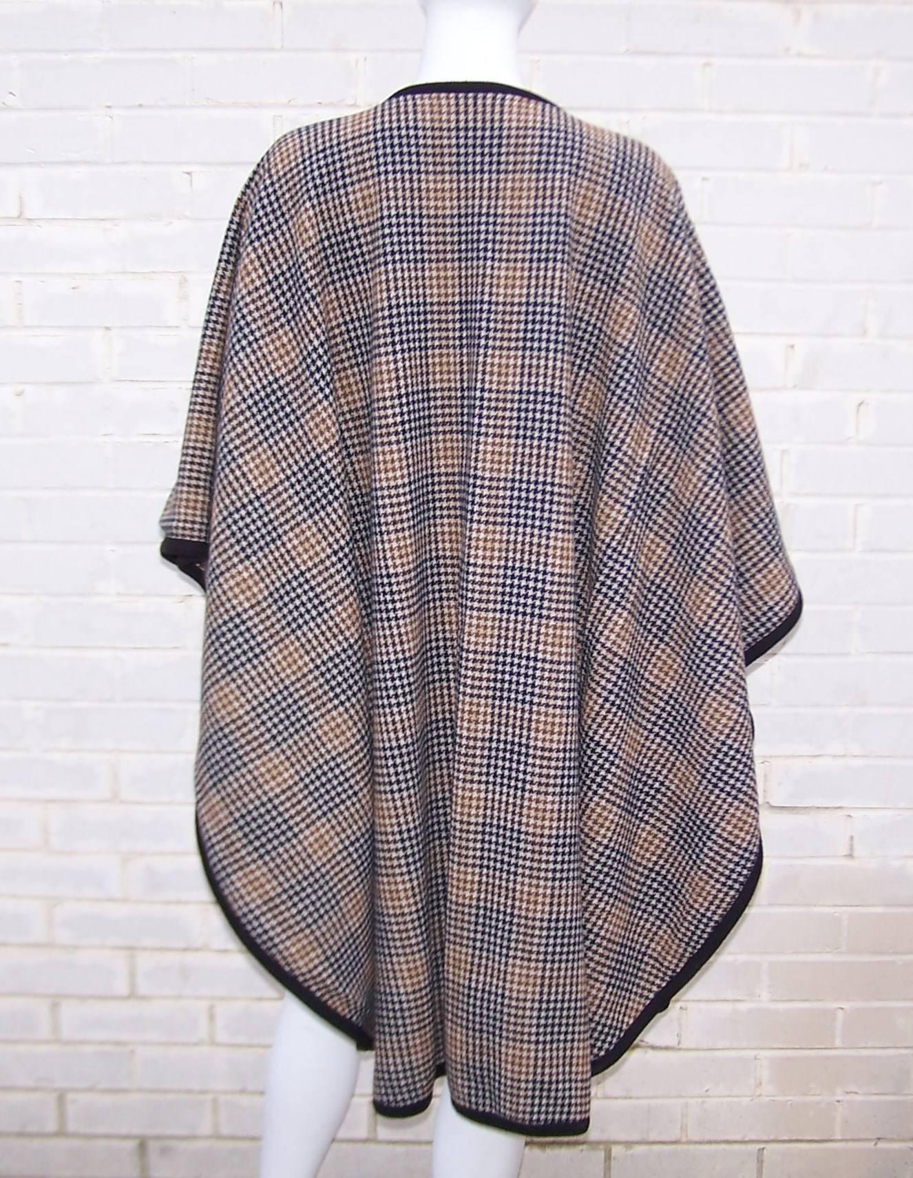 Reversible 1980's Black & Brown Houndstooth Wool Wrap Cape In Excellent Condition In Atlanta, GA