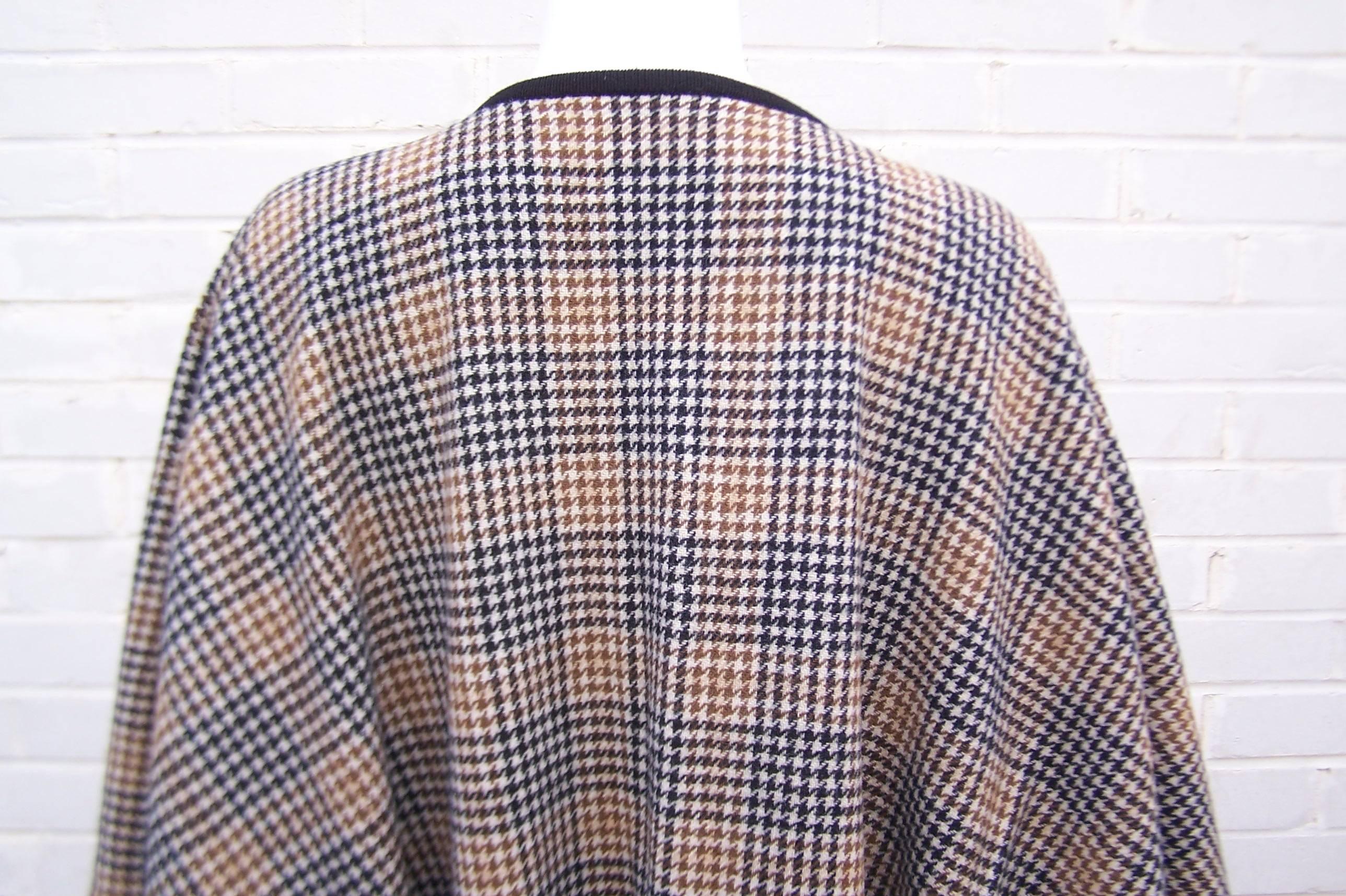 Reversible 1980's Black & Brown Houndstooth Wool Wrap Cape 2