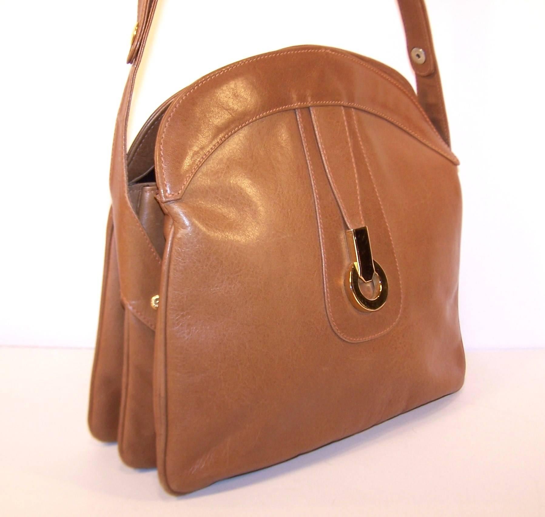 Classic 1970's Italian Leather Adjustable Strap Handbag In Excellent Condition In Atlanta, GA
