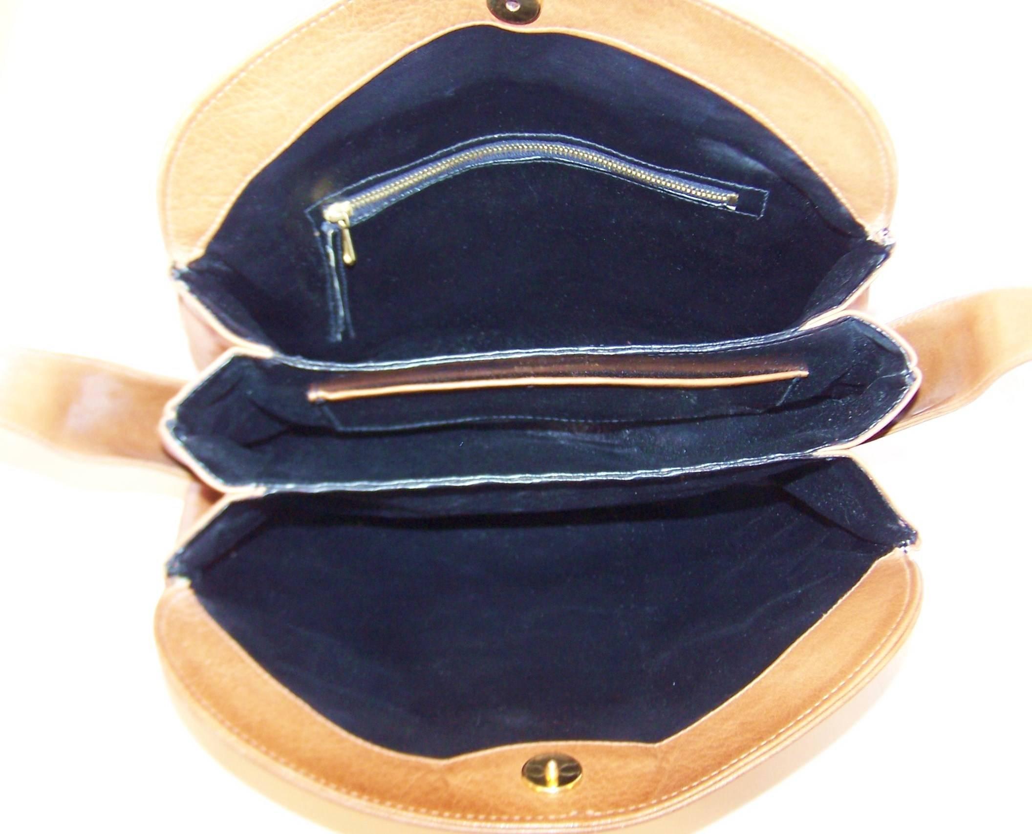 Classic 1970's Italian Leather Adjustable Strap Handbag 4
