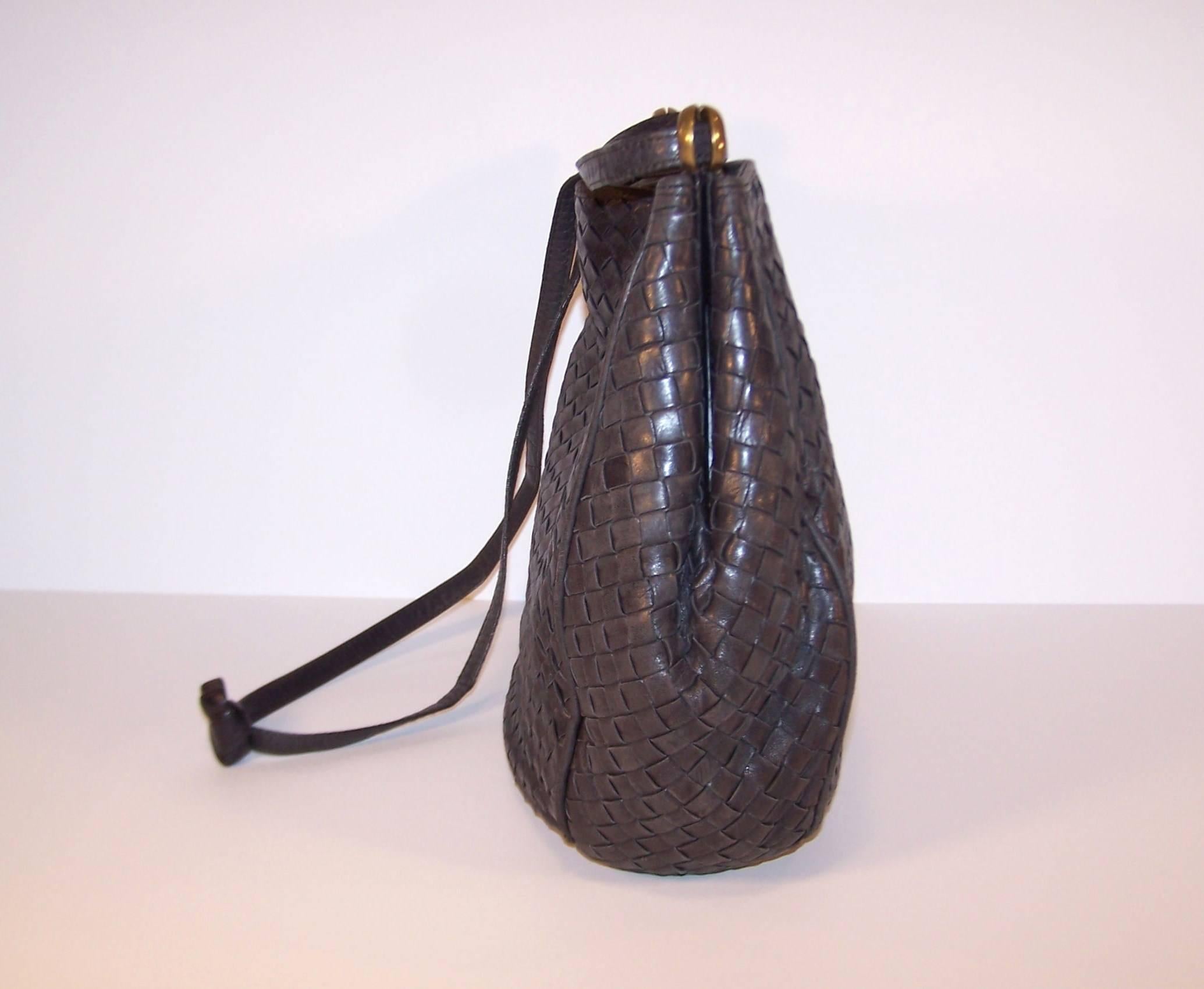 Vintage Bottega Veneta Charcoal Gray Intrecciato Leather Shoulder Handbag In Excellent Condition In Atlanta, GA