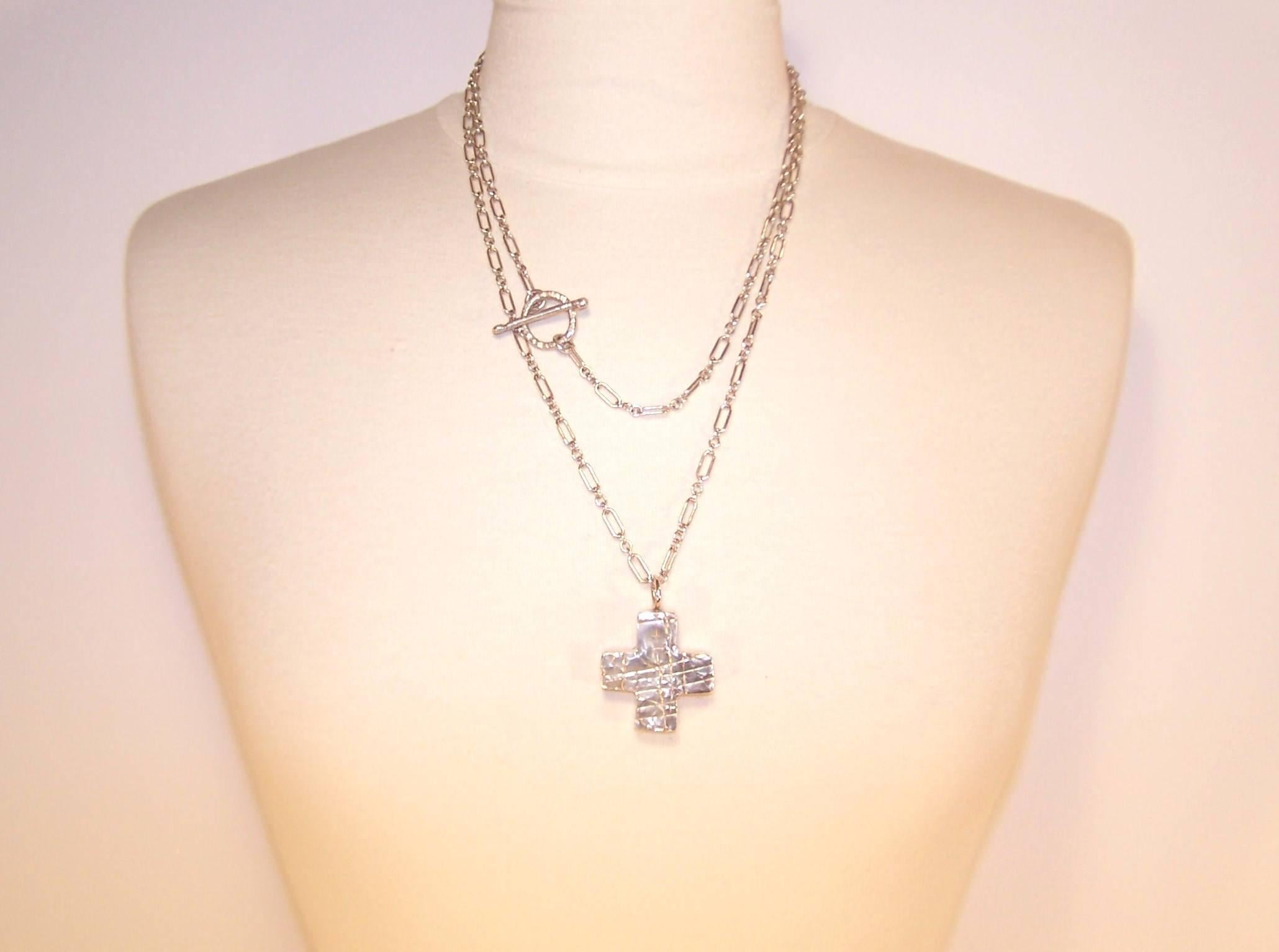 Goth 1980's Modernist Margaret Ellis Sterling Silver Cross Necklace In Excellent Condition In Atlanta, GA
