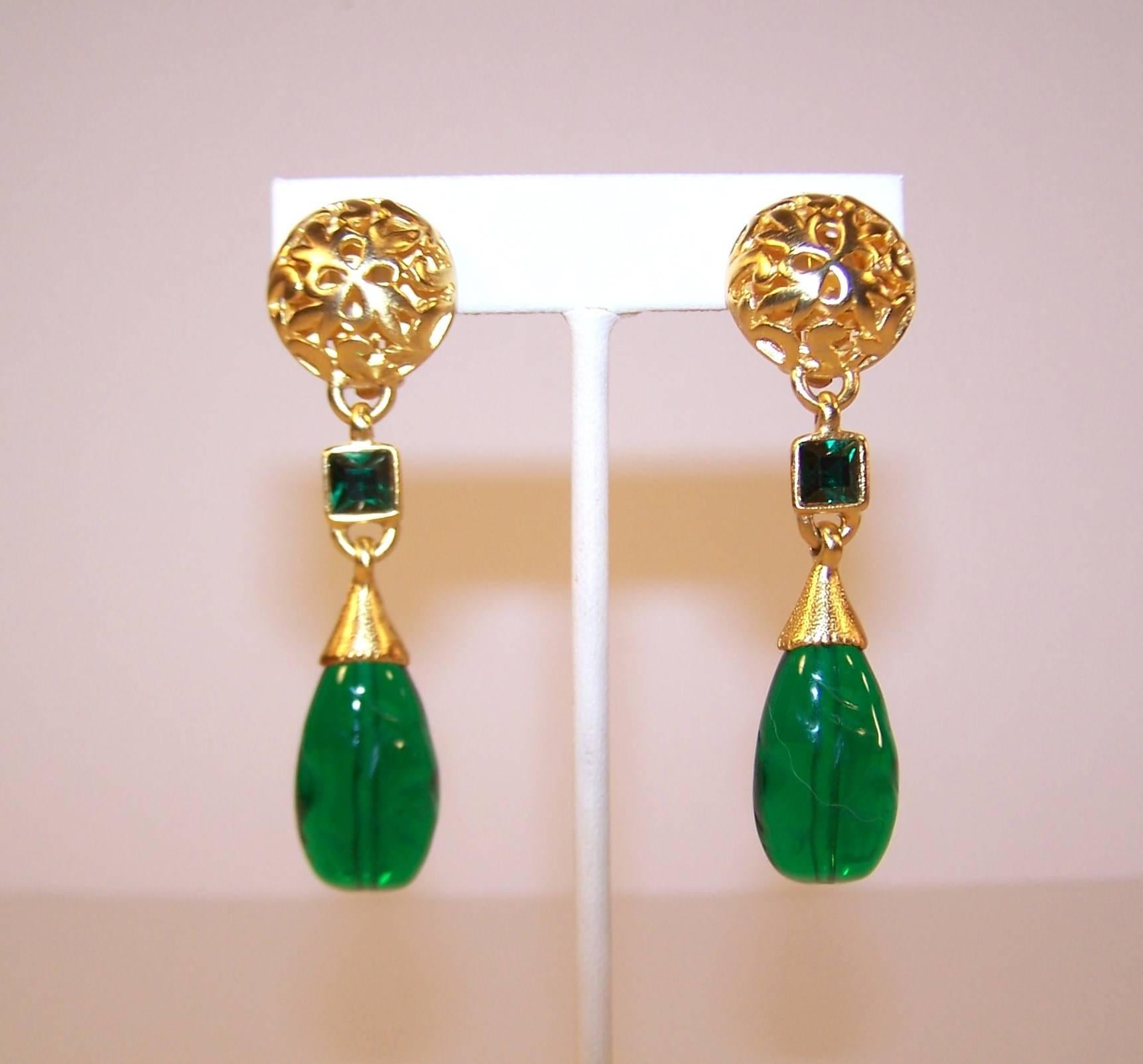 1980's Ben Amun Emerald Green & Gold Dangle Clip On Earrings In Excellent Condition In Atlanta, GA