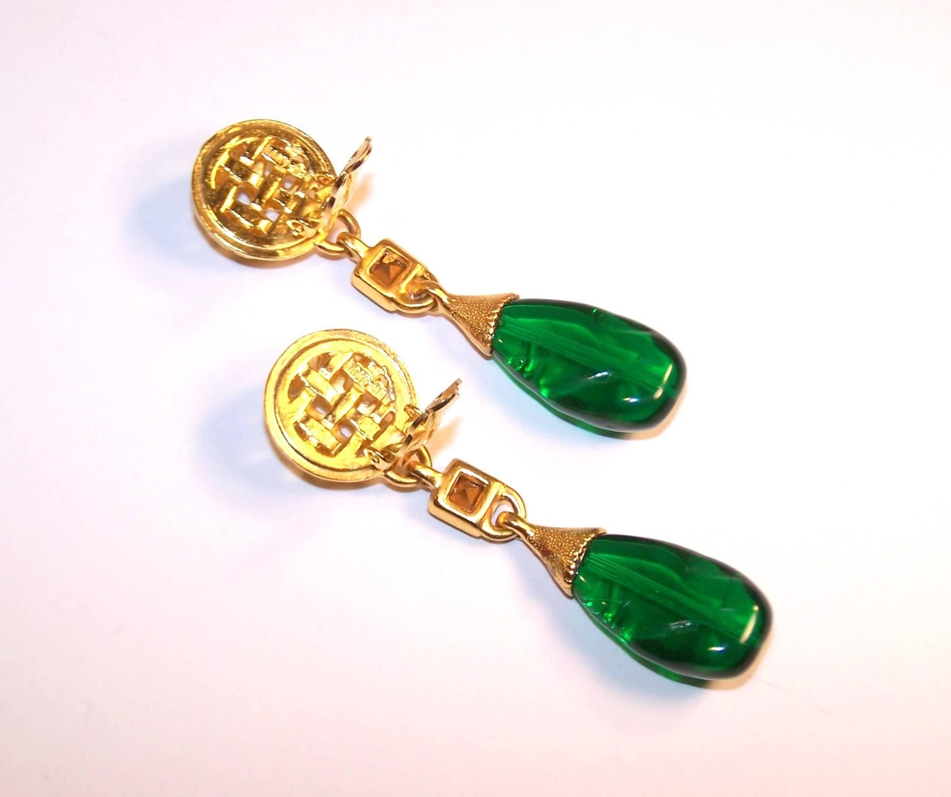 1980's Ben Amun Emerald Green & Gold Dangle Clip On Earrings 3