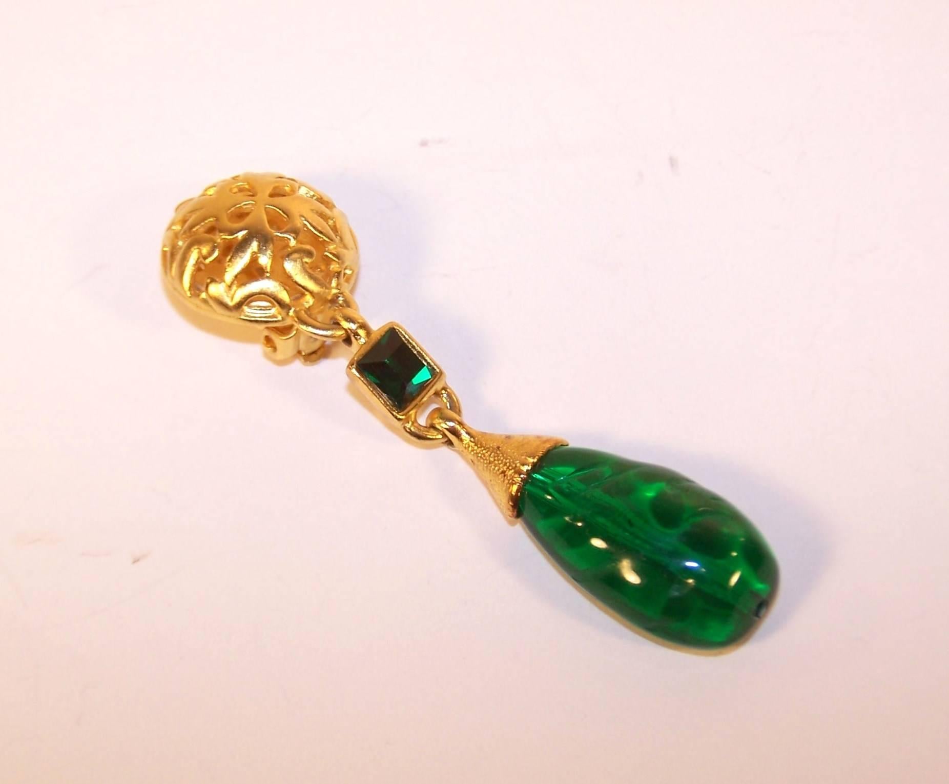 1980's Ben Amun Emerald Green & Gold Dangle Clip On Earrings 4