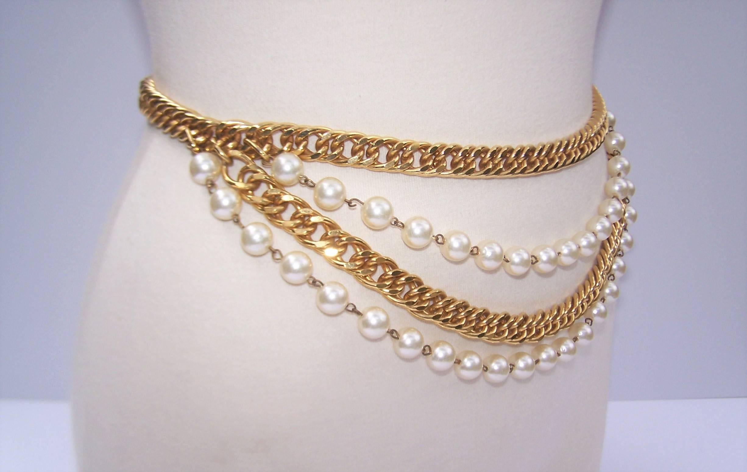 Classic 1980's Gold Chain Swag Belt With Pearls In Good Condition In Atlanta, GA