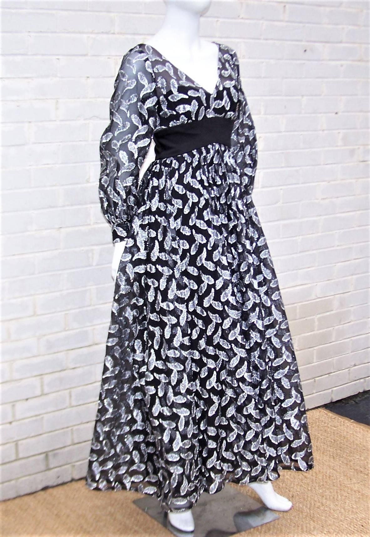 C.1970 Saks Fifth Avenue Black & Silver Metallic Evening Dress In Excellent Condition In Atlanta, GA