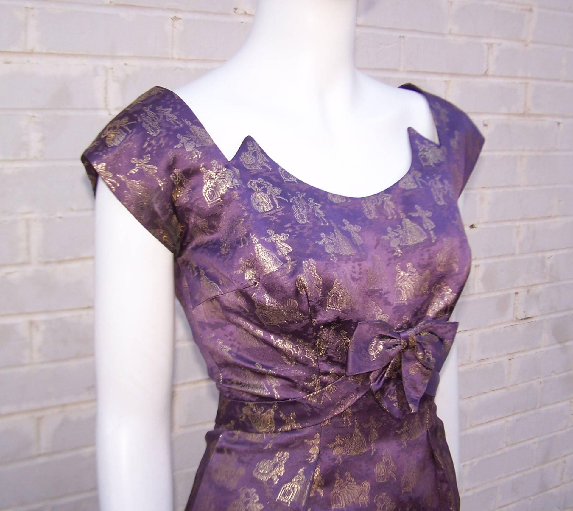 C.1950 Purple & Gold Toile Wiggle Dress With Jacket & Mink Scarf In Good Condition In Atlanta, GA