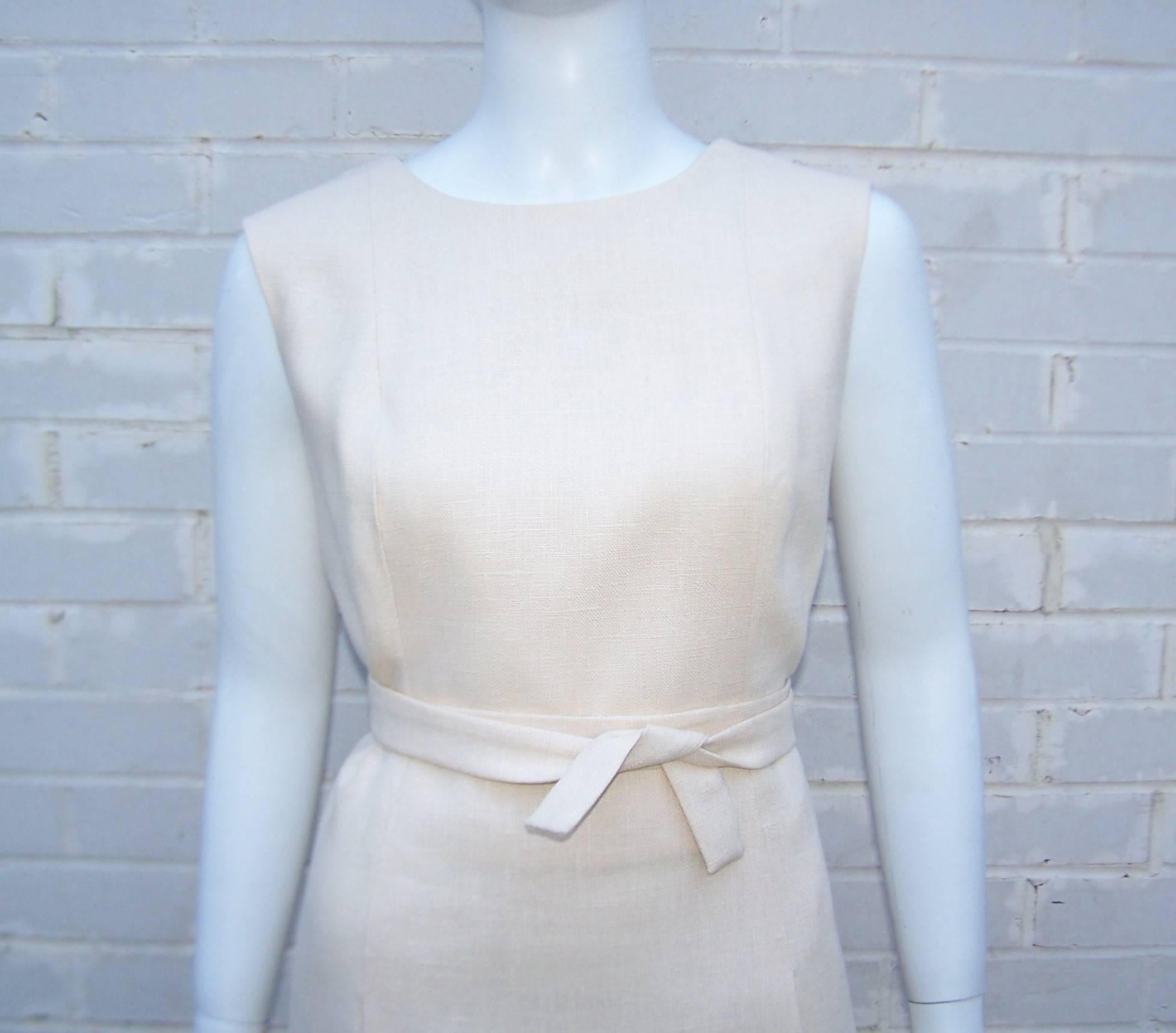 This 1960's vanilla linen dress by Young Elegante has an 'elegant' design worthy of its label.  The simple sleeveless shift dress zips and hooks at the back with hidden front pockets and a nice subtle 'v' detail at the back.  The surprise pull-on
