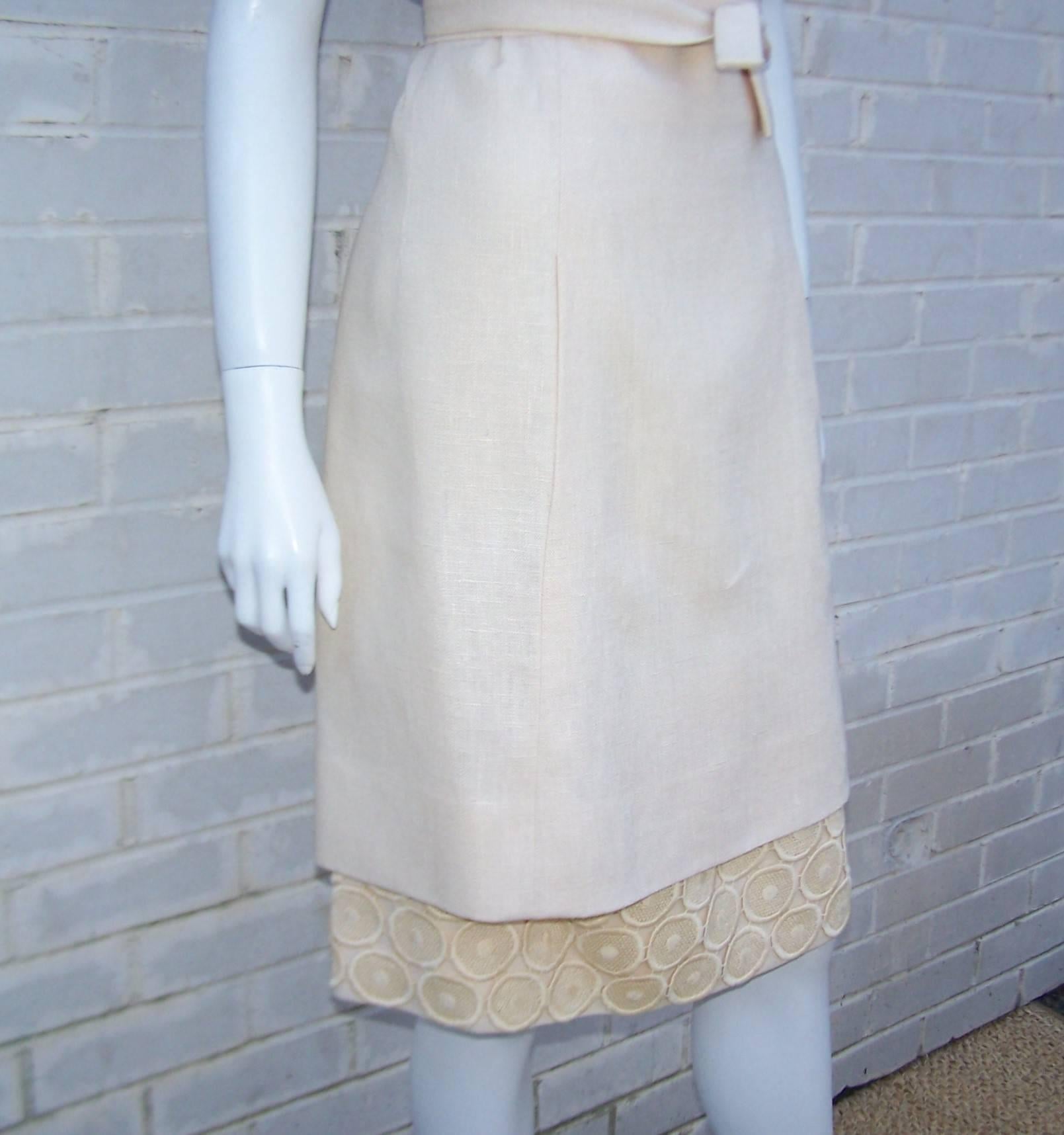 Women's Fresh 1960's Young Elegante Linen Shift Dress With Eyelit Underskirt