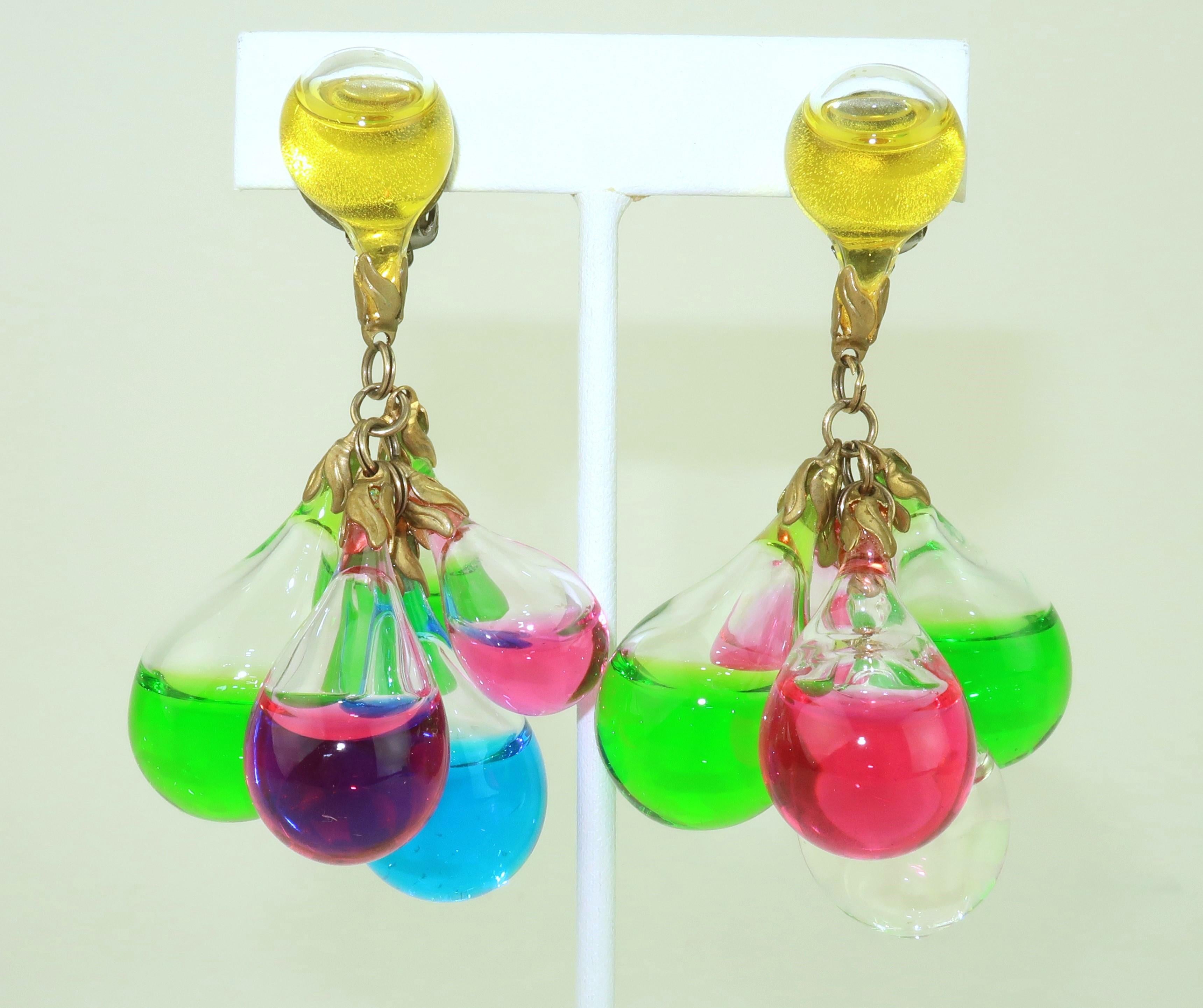 Divertido y fabuloso par de pendientes de los años setenta creados con ampollas de cristal rellenas de líquido de color neón que incluye verde, rosa, azul y amarillo... con una transparente por si acaso.  Las ampollas están ancladas entre sí con