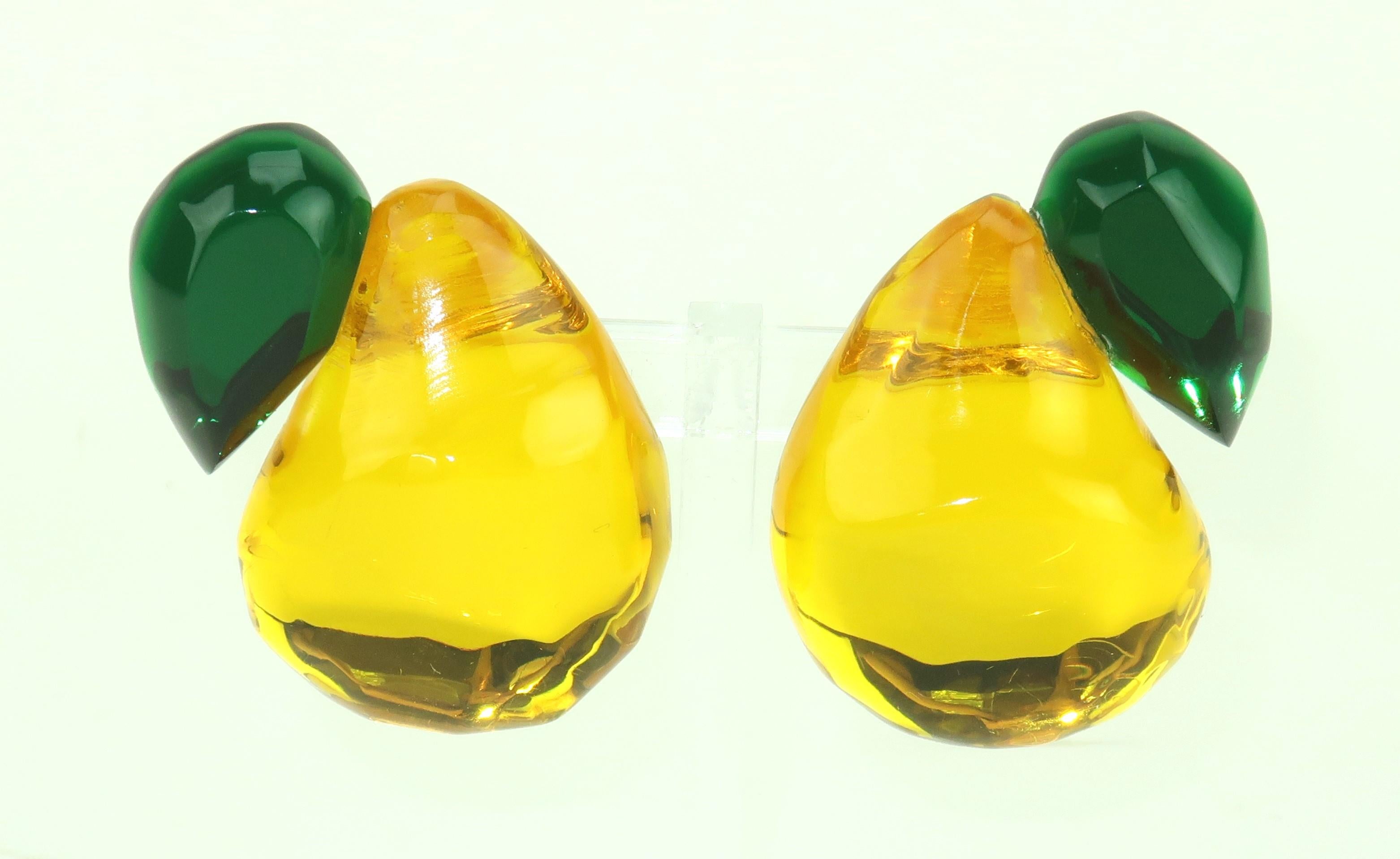 Grandes, belles et lumineuses !  J'adore cette paire de boucles d'oreilles à clip en acrylique des années 1980, sculptées pour ressembler à des poires avec des feuilles vertes à facettes.  Non signés, ils proviennent de la collection de bijoux