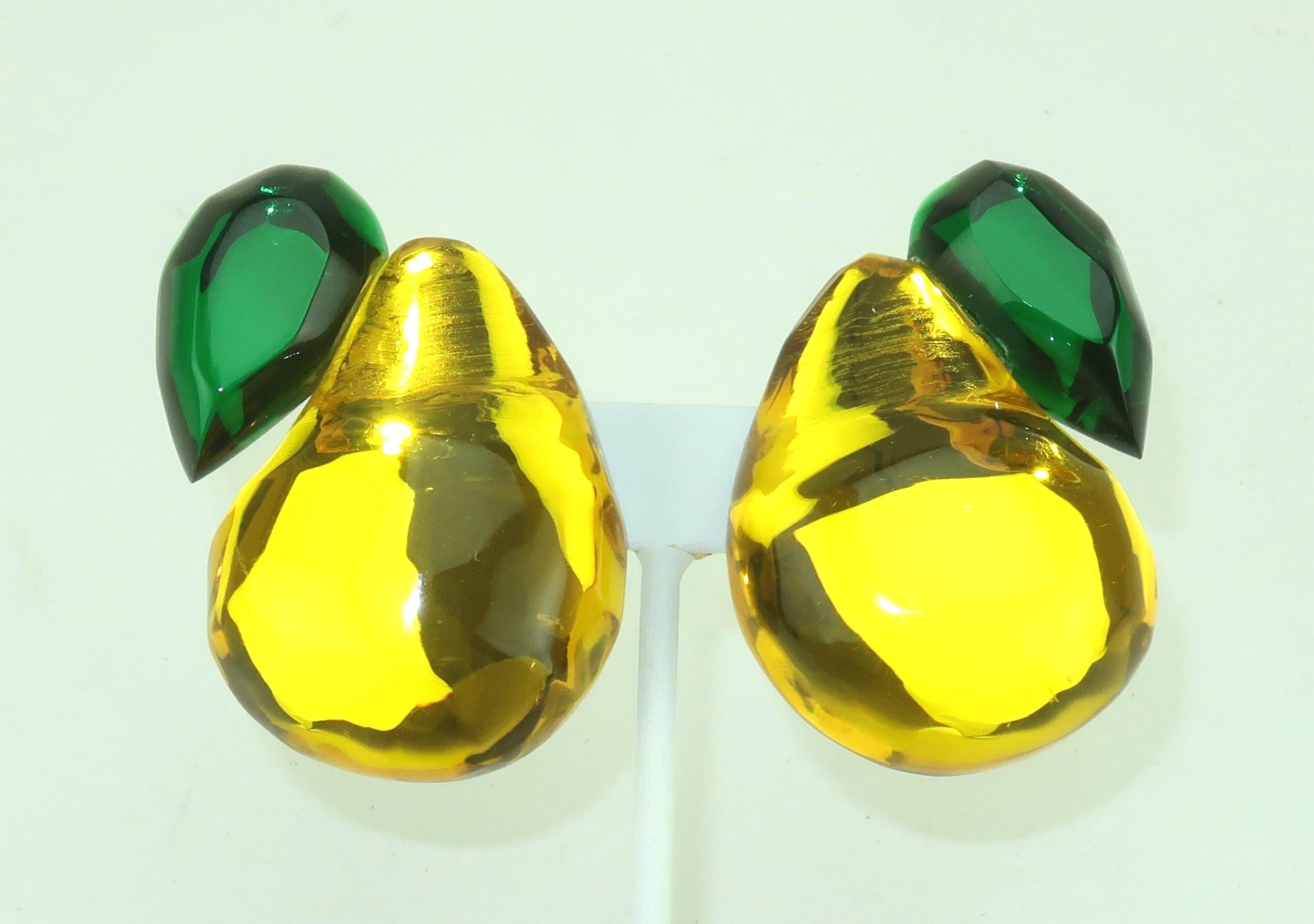 Moderne Boucles d'oreilles en acrylique lucite et poire jaune, années 1980