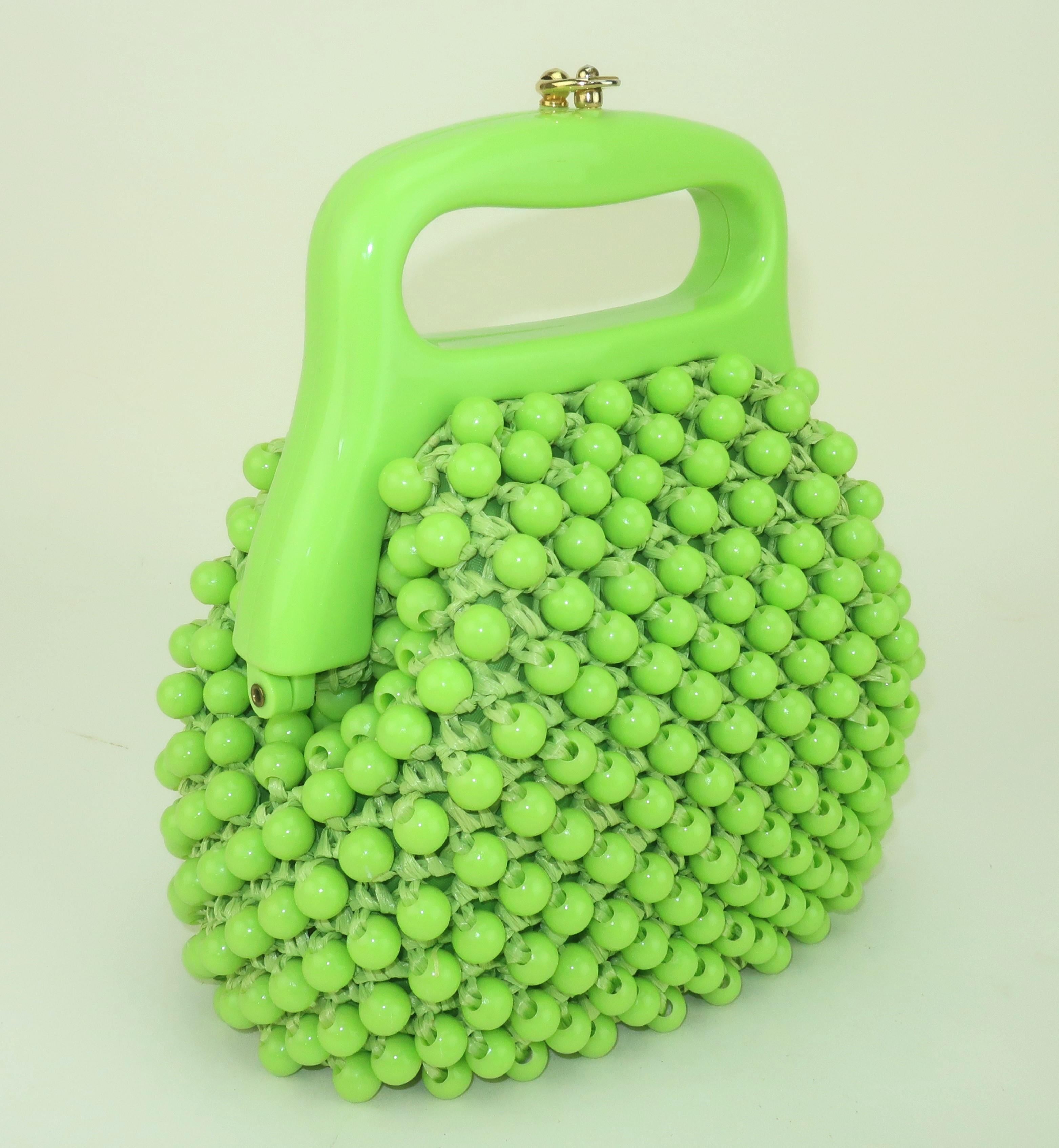 Couleur pop ! C.1960 Sac à main en paille vert vif de Marcus Brothers, entièrement orné de perles à facettes.  Le sac à main est doté d'une poignée en plastique vert coordonné et d'une fermeture à clip en métal doré.  L'intérieur est doublé d'un