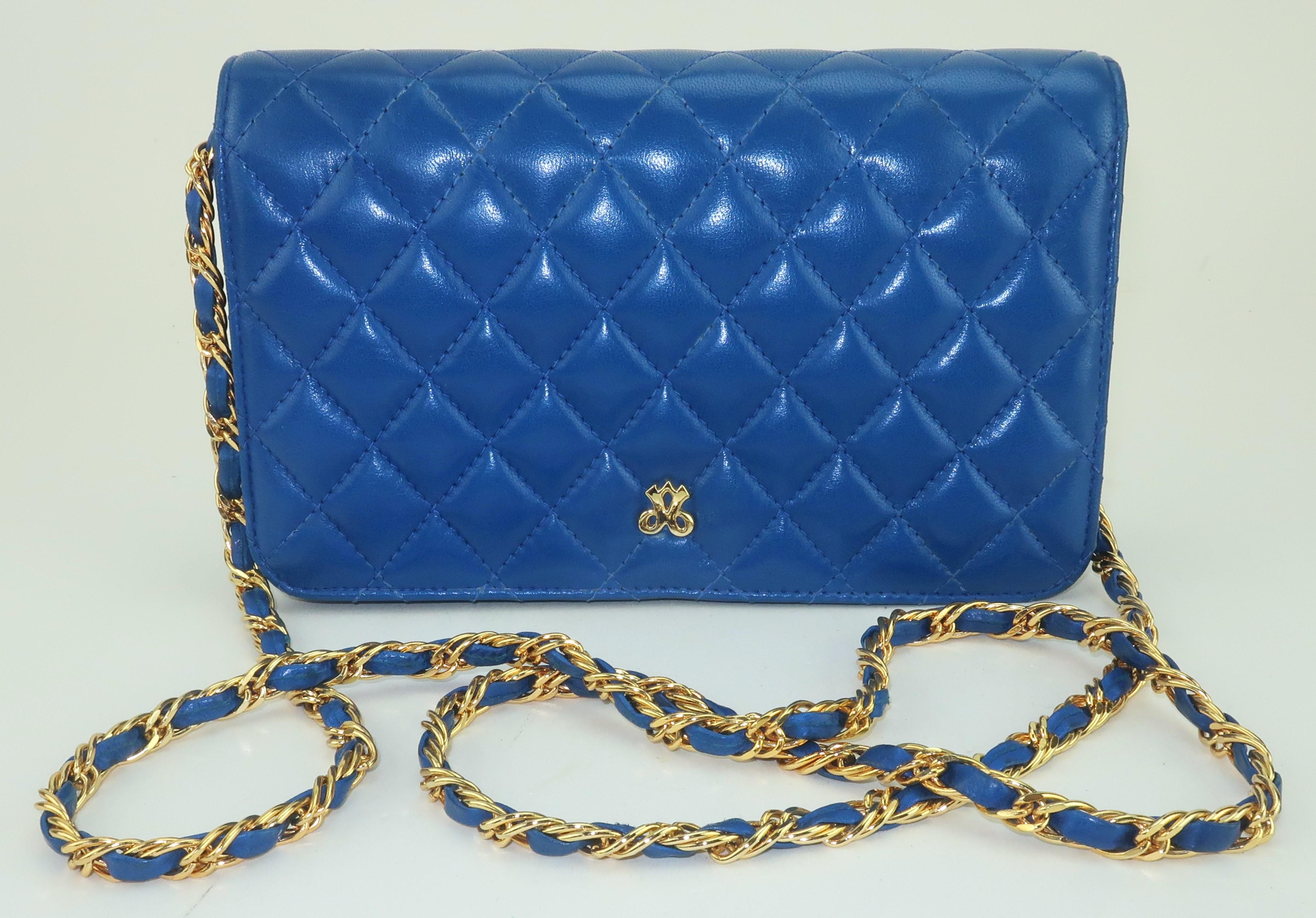 Potremmo definire questa brillante borsa in pelle blu una finta favolosa Chanel, ma in realtà si tratta di un'autentica borsa di Jay Herbert of New York in tutto il suo splendore chic.  La trapuntatura imbottita... il manico a catena... la pelle