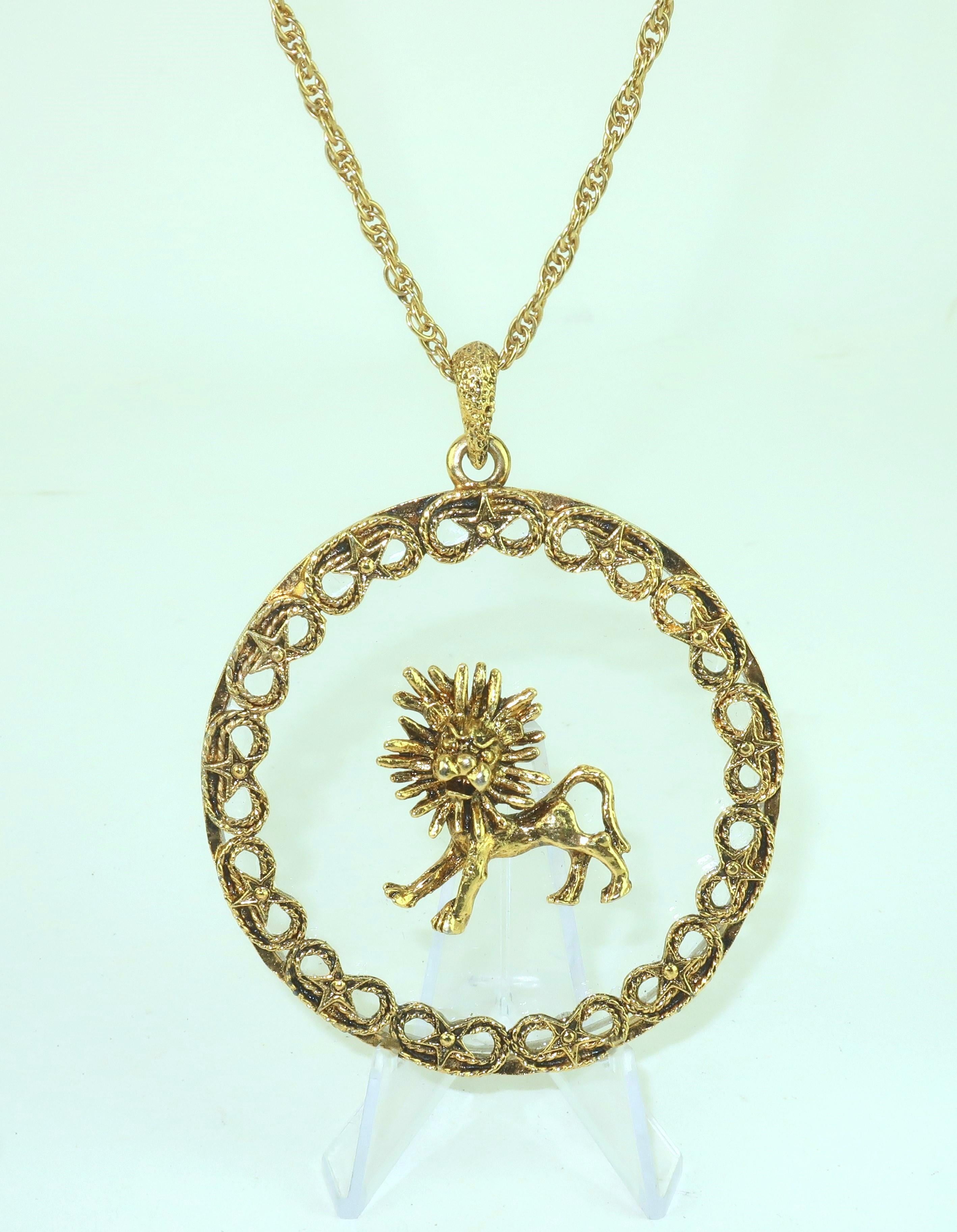 Rétro Collier à pendentif médaillon Zodiac Lion en or, années 1960 en vente