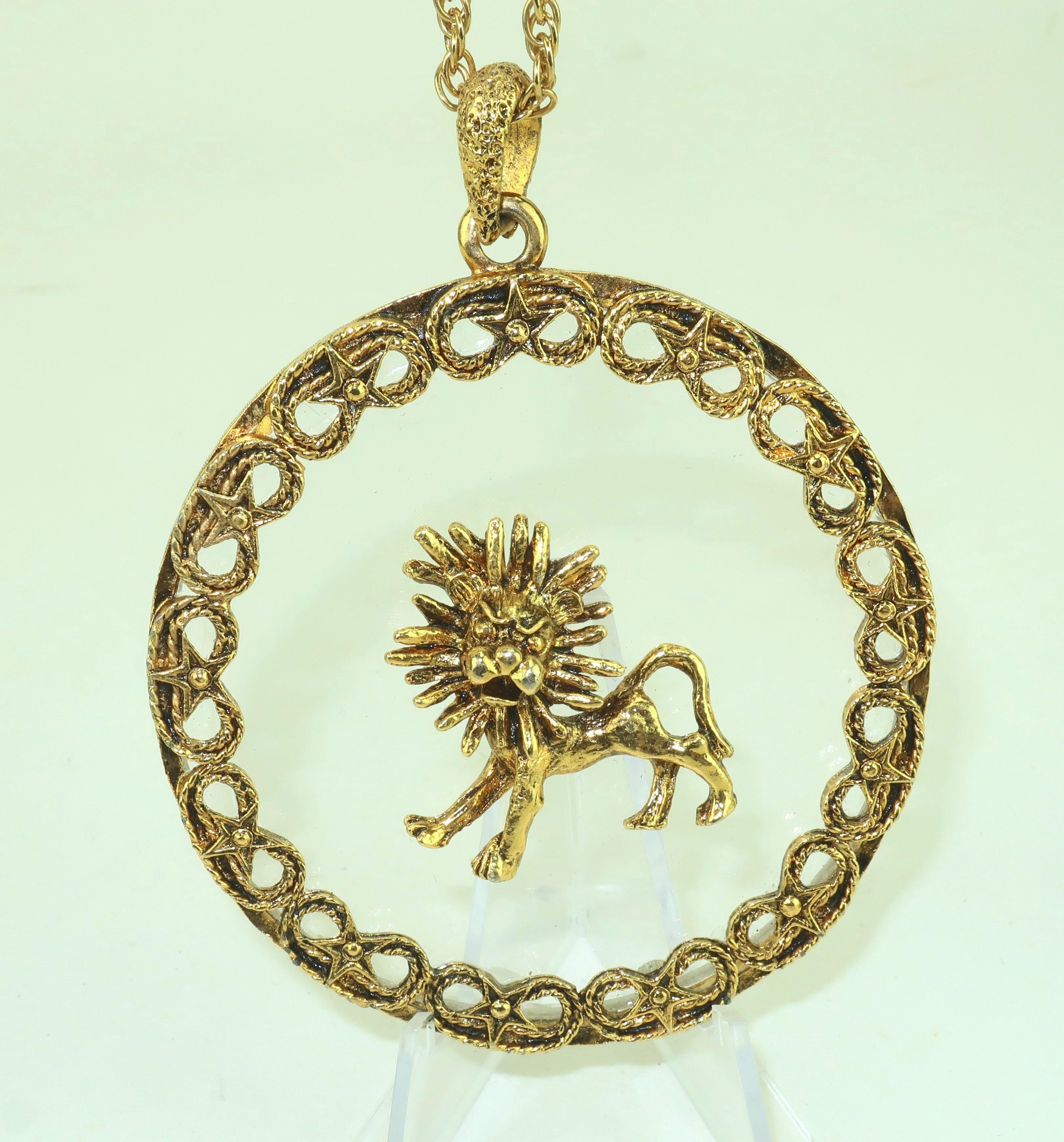 Collier à pendentif médaillon Zodiac Lion en or, années 1960 Bon état - En vente à Atlanta, GA