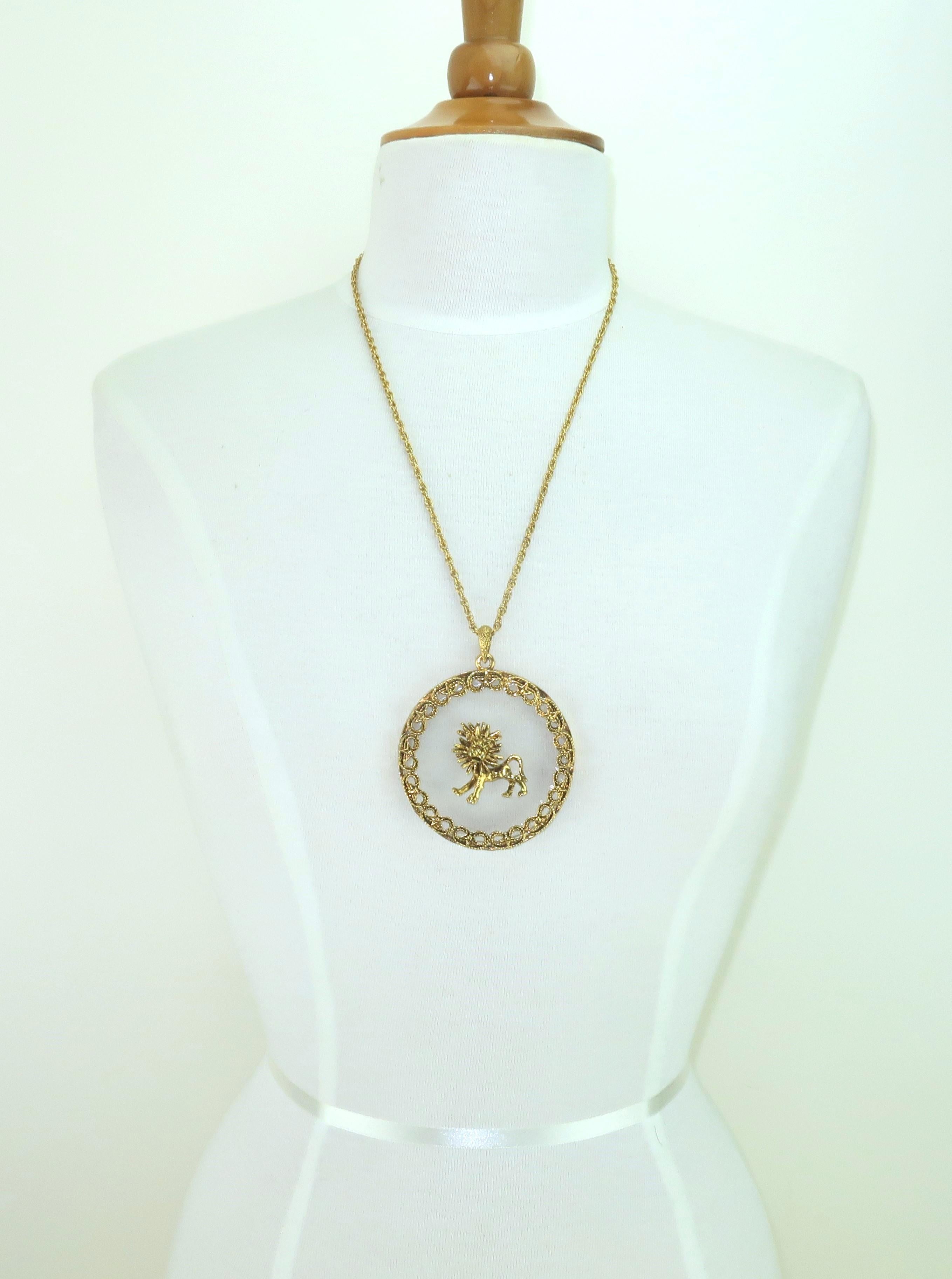 Collier à pendentif médaillon Zodiac Lion en or, années 1960 Pour femmes en vente
