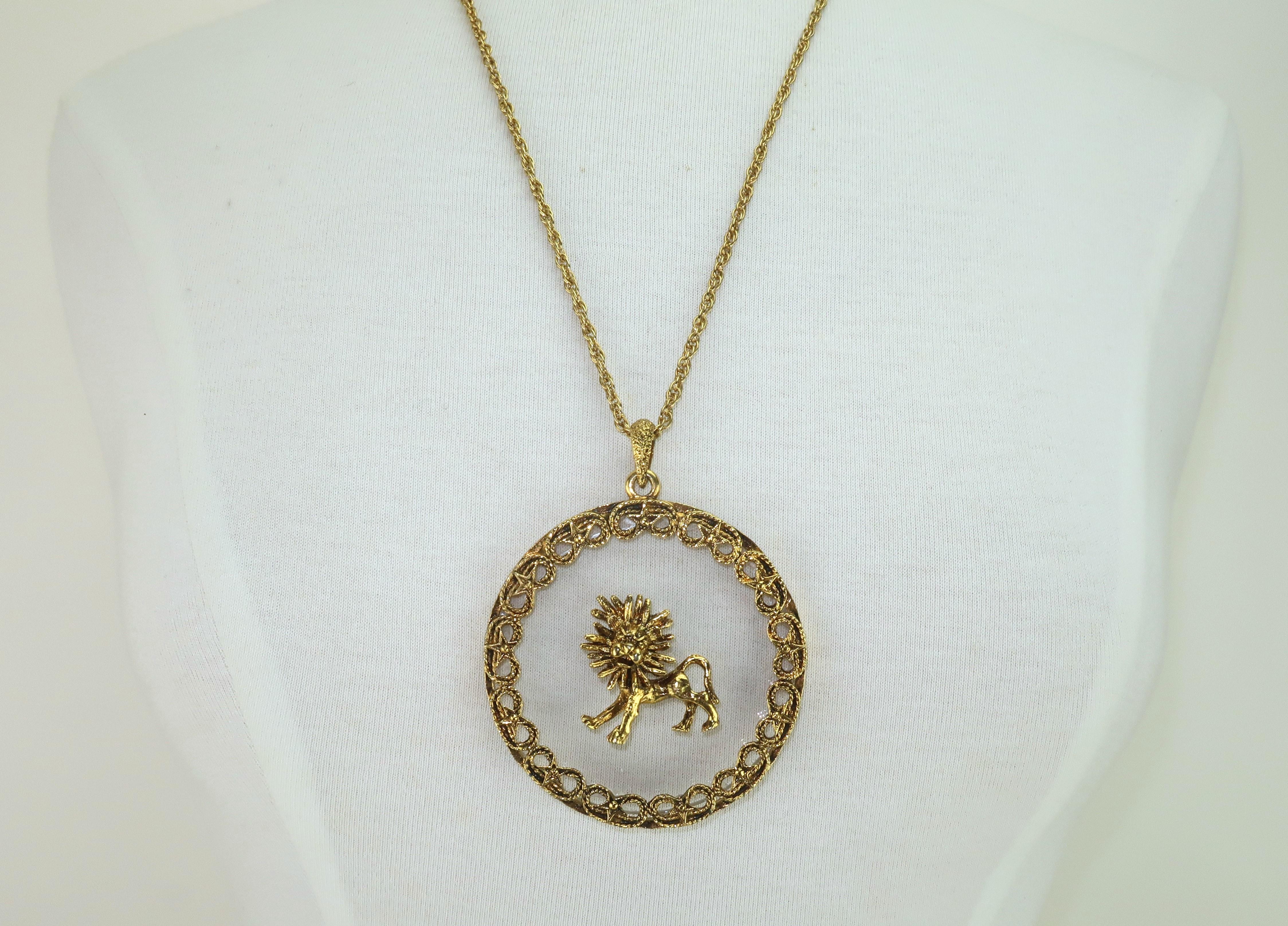 Collier à pendentif médaillon Zodiac Lion en or, années 1960 en vente 1