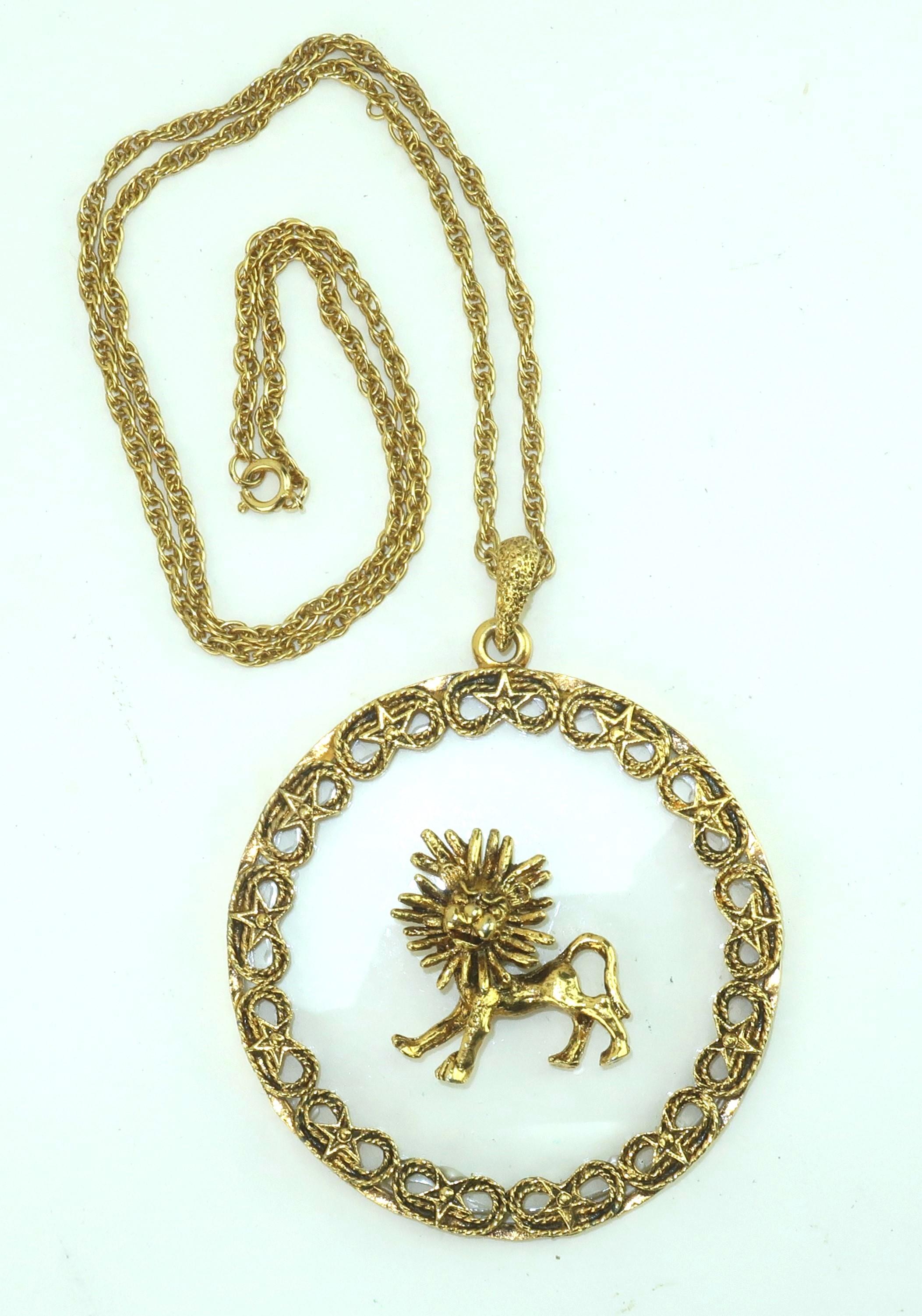 Collier à pendentif médaillon Zodiac Lion en or, années 1960 en vente 2