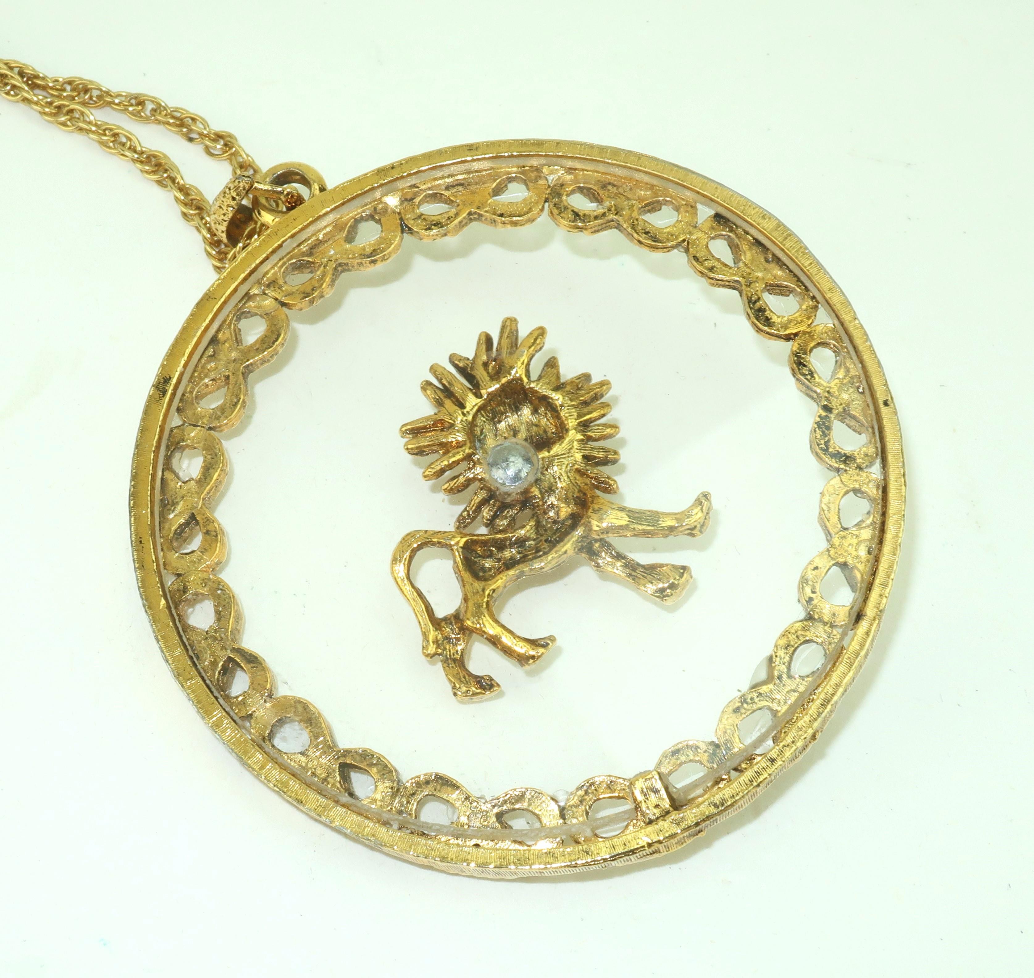 Collier à pendentif médaillon Zodiac Lion en or, années 1960 en vente 4