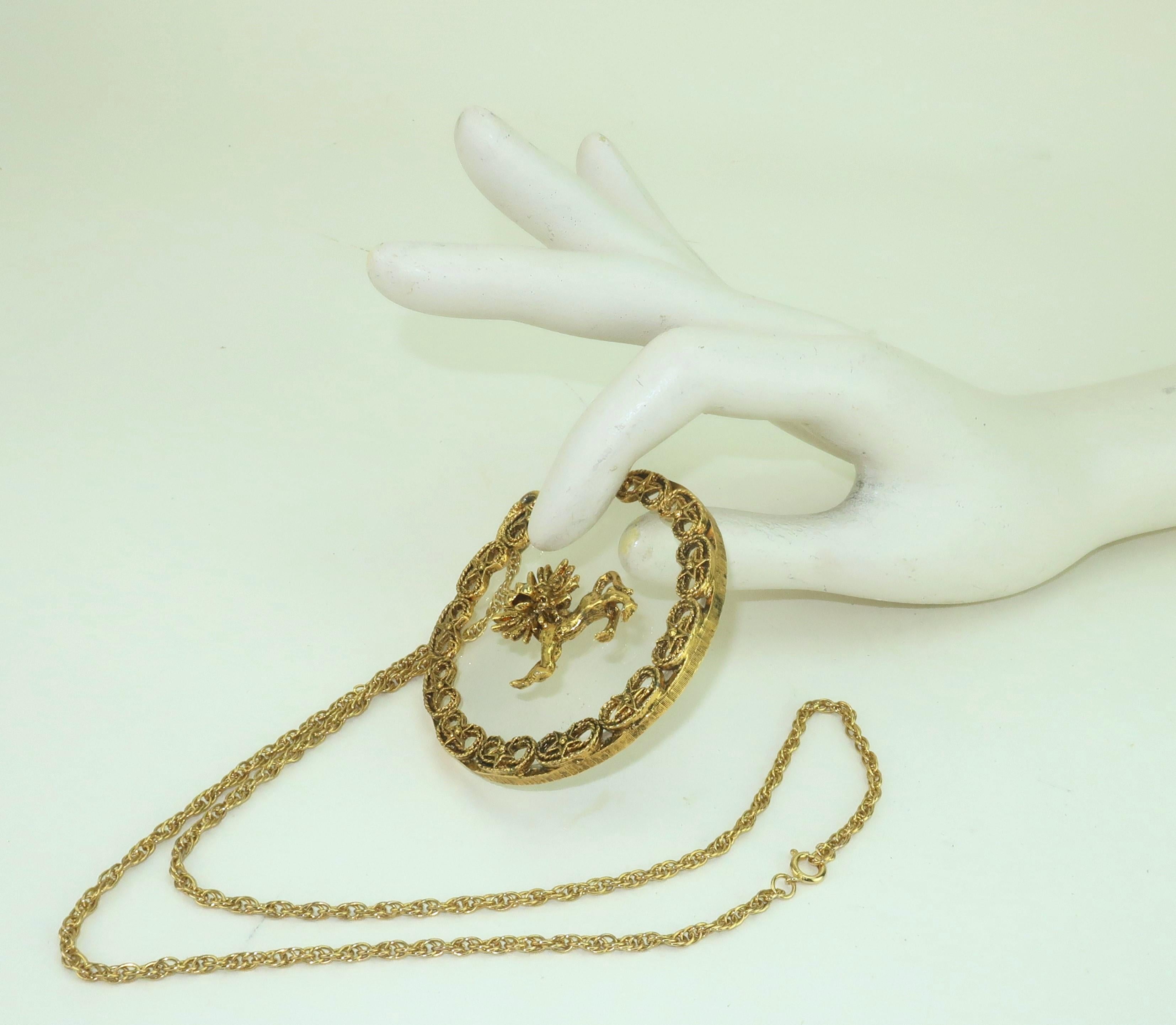 Collier à pendentif médaillon Zodiac Lion en or, années 1960 en vente 7