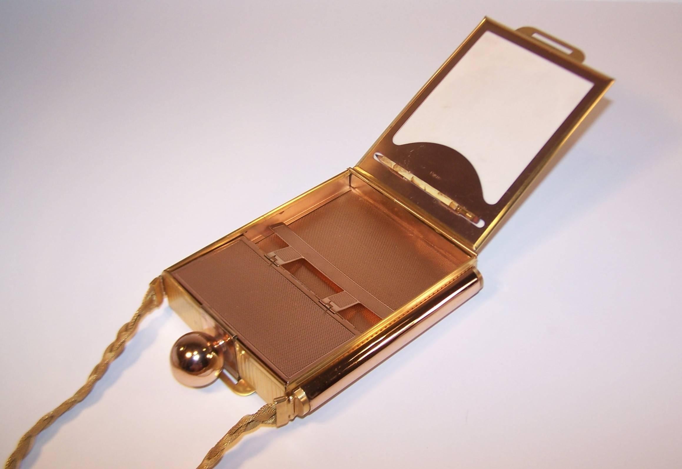 C.1950 Evans Tri Color Metal Powder Compact Handbag In Excellent Condition In Atlanta, GA