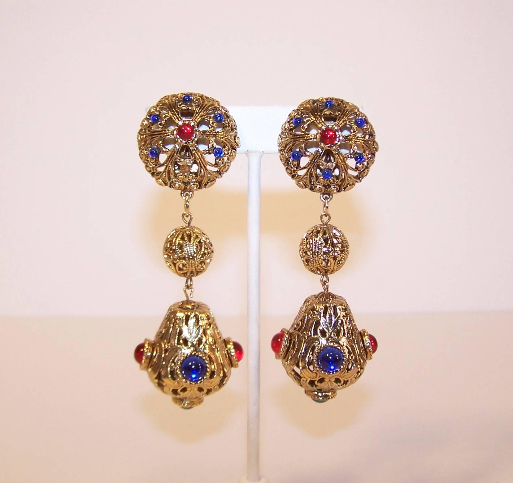 Exotic C.1980 Gem-Craft Filigree Drop Dangle Clip On Earrings With Cabochons In Good Condition In Atlanta, GA