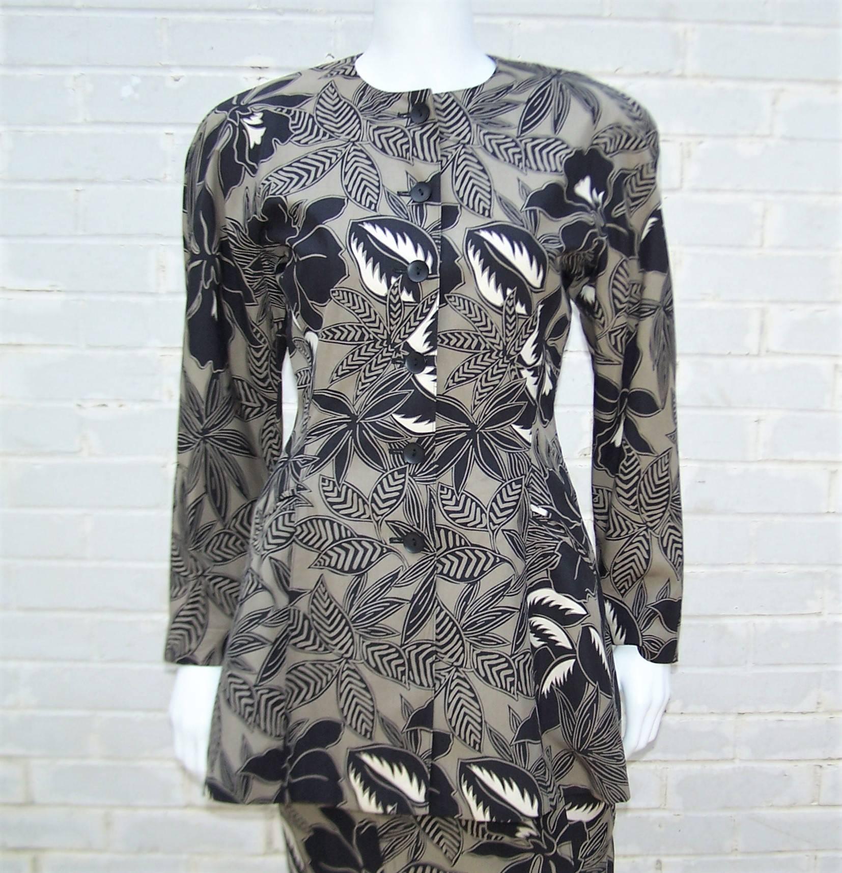 Certaines des plus belles tenues de soirée des années 1980 sont nées de l'esprit artistique de Margaretha Ley et de son label Escada.  Cet amusant imprimé tropical noir et beige est un peu différent, avec un tissu en soie léger plus décontracté,