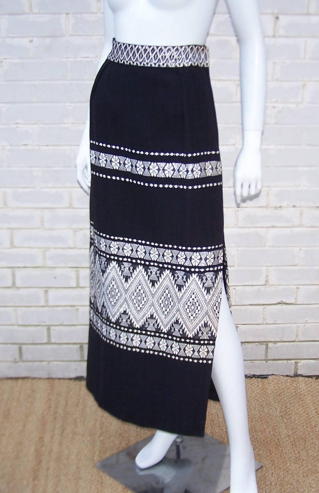 Graphic C.1970 Mexican Folkloric Cotton Maxi Skirt In Excellent Condition In Atlanta, GA