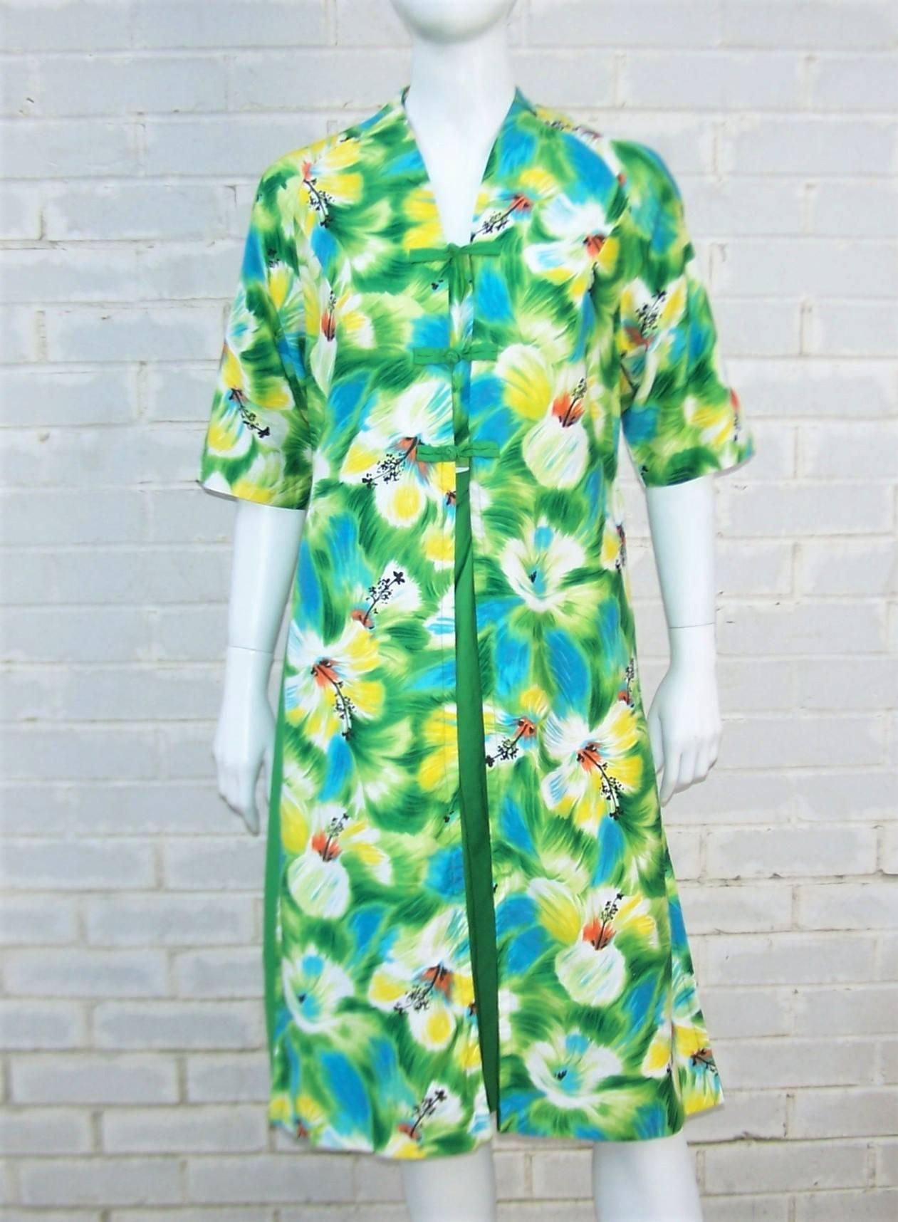 Aloha!  Relax island style in this 1950's polished cotton dress from Kamehameha of Hawaii ... a manufacturer of island inspired fashions best known for their vibrant tropical fabrics.  This casual dress has a comfy loose fit perfect for warm weather