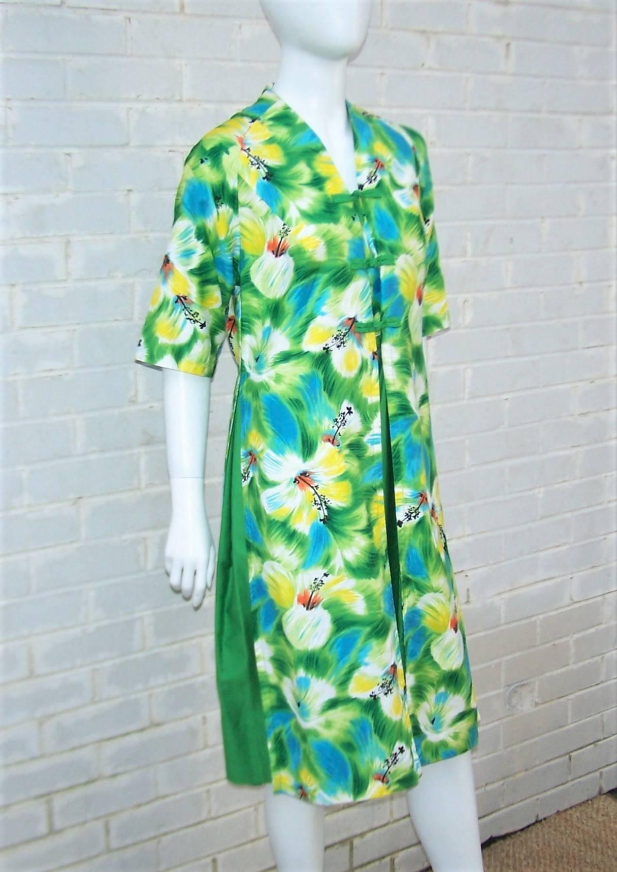 Tropical 1950's Kamehameha Hawaiian Floral Cotton Dress  In Excellent Condition In Atlanta, GA