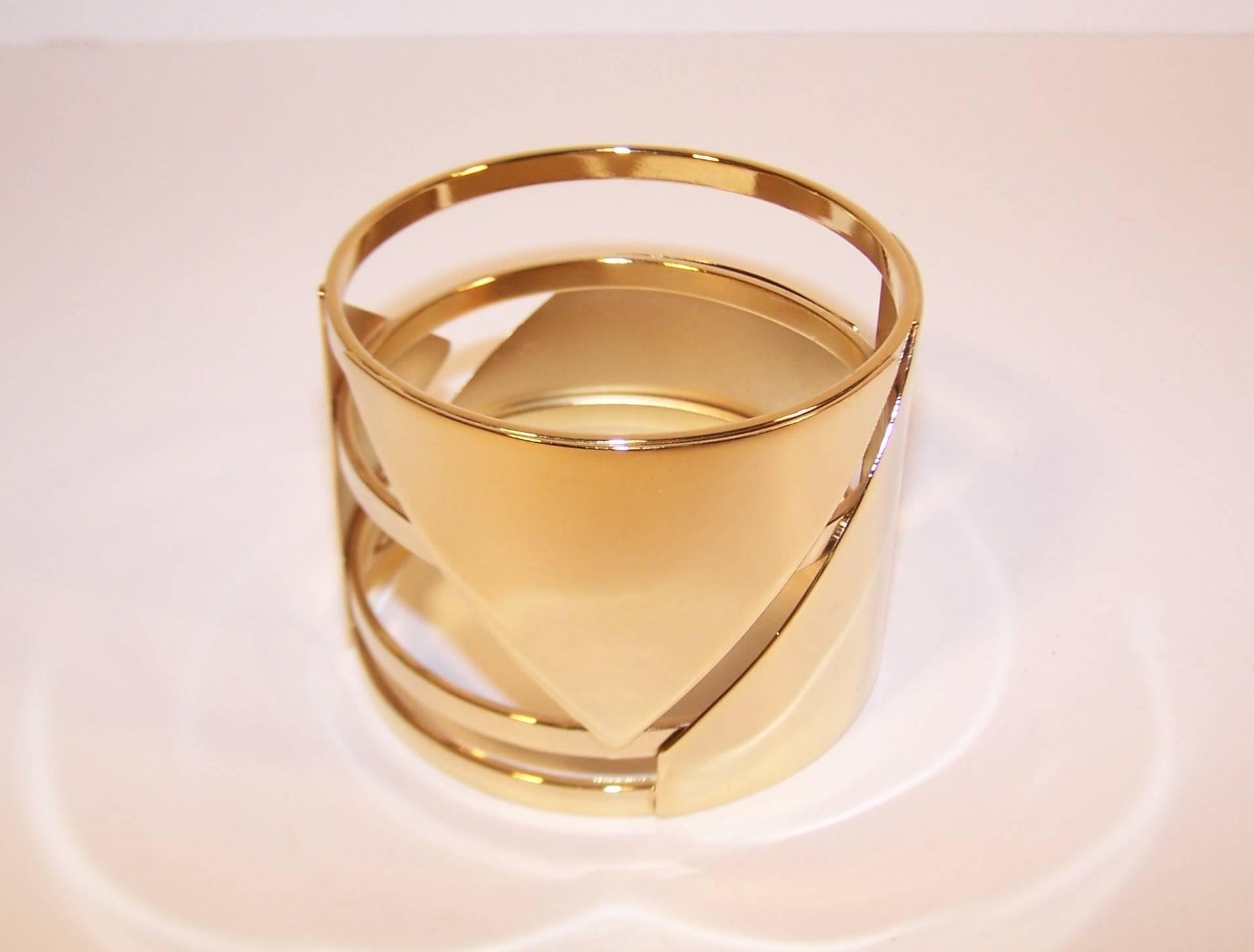 C.1990 Art Deco Style Furla Italian Gold Tone Bangle Bracelet In Excellent Condition In Atlanta, GA