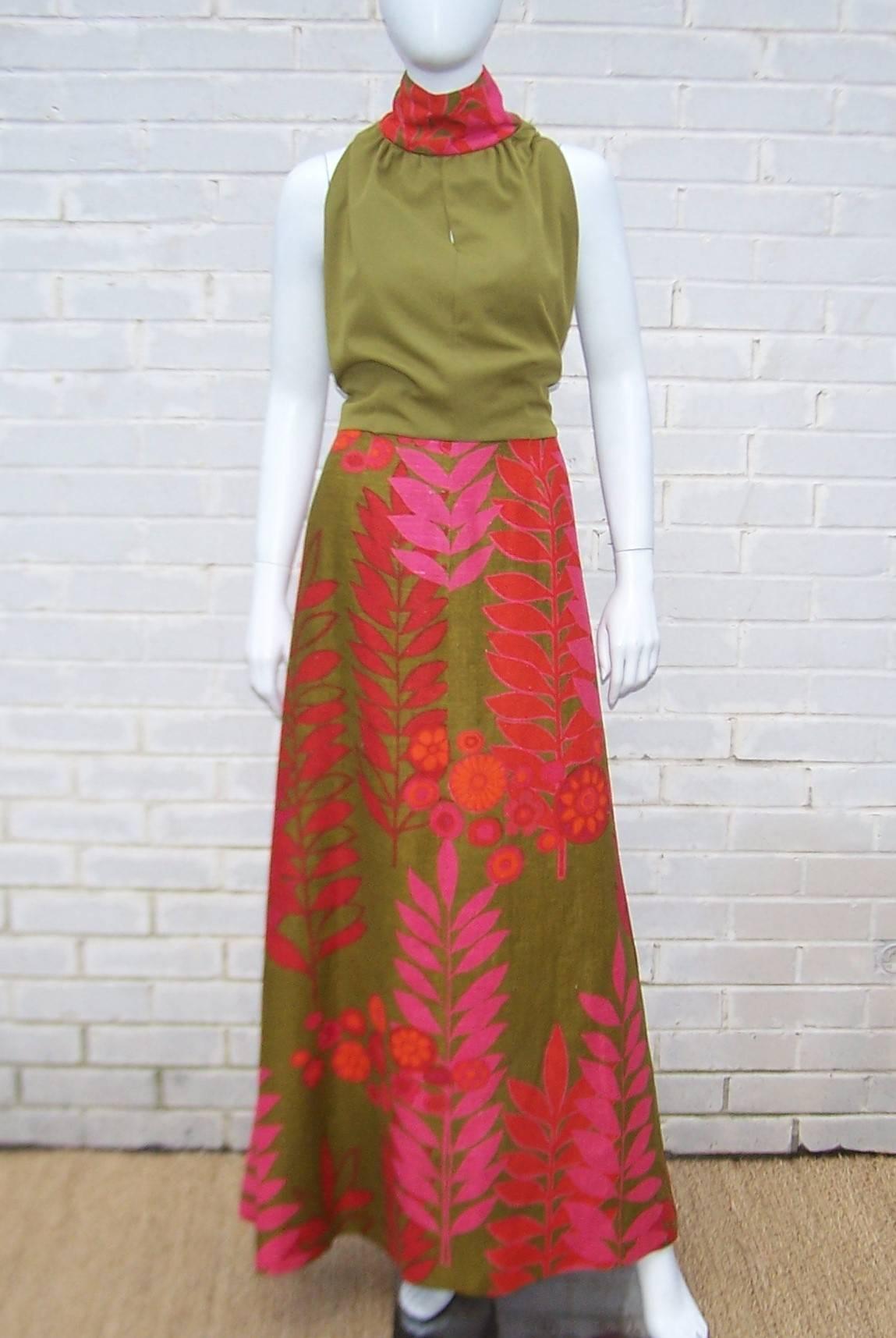 An elongated silhouette plus a vibrant fuchsia and olive green heavy linen fabric make for a stunning combination of mod glamour in this two piece C.1970 ensemble.  The maxi dress zips and hooks at the back with a polyester crepe keyhole bodice and