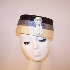 Evelyn Varon - Chapeau élégant en paille bleue avec pompons, années 1950